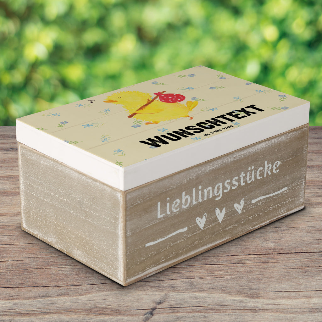 Personalisierte Holzkiste Küken Wanderer Holzkiste mit Namen, Kiste mit Namen, Schatzkiste mit Namen, Truhe mit Namen, Schatulle mit Namen, Erinnerungsbox mit Namen, Erinnerungskiste, mit Namen, Dekokiste mit Namen, Aufbewahrungsbox mit Namen, Holzkiste Personalisiert, Kiste Personalisiert, Schatzkiste Personalisiert, Truhe Personalisiert, Schatulle Personalisiert, Erinnerungsbox Personalisiert, Erinnerungskiste Personalisiert, Dekokiste Personalisiert, Aufbewahrungsbox Personalisiert, Geschenkbox personalisiert, GEschenkdose personalisiert, Ostern, Osterhase, Ostergeschenke, Osternest, Osterdeko, Geschenke zu Ostern, Ostern Geschenk, Ostergeschenke Kinder, Ostern Kinder, Küken, Osterei, Ostereier, Ei, Frühlingsgefühle, Freude, Grüße, liebe Grüße, Frohe Ostern, Ostergrüße, Flausen, Wunder, Reisen, Weltenbummler, Zeit, Zeitmanagement, Backpacker