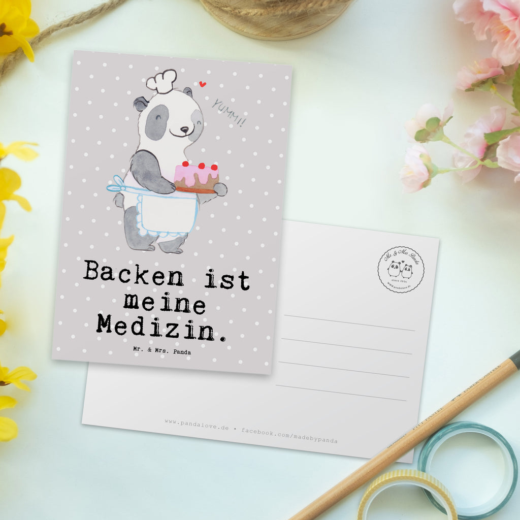 Postkarte Panda Backen Postkarte, Karte, Geschenkkarte, Grußkarte, Einladung, Ansichtskarte, Geburtstagskarte, Einladungskarte, Dankeskarte, Ansichtskarten, Einladung Geburtstag, Einladungskarten Geburtstag, Geschenk, Sport, Sportart, Hobby, Schenken, Danke, Dankeschön, Auszeichnung, Gewinn, Sportler, backen, Hobbybäcker, Kuchen backen