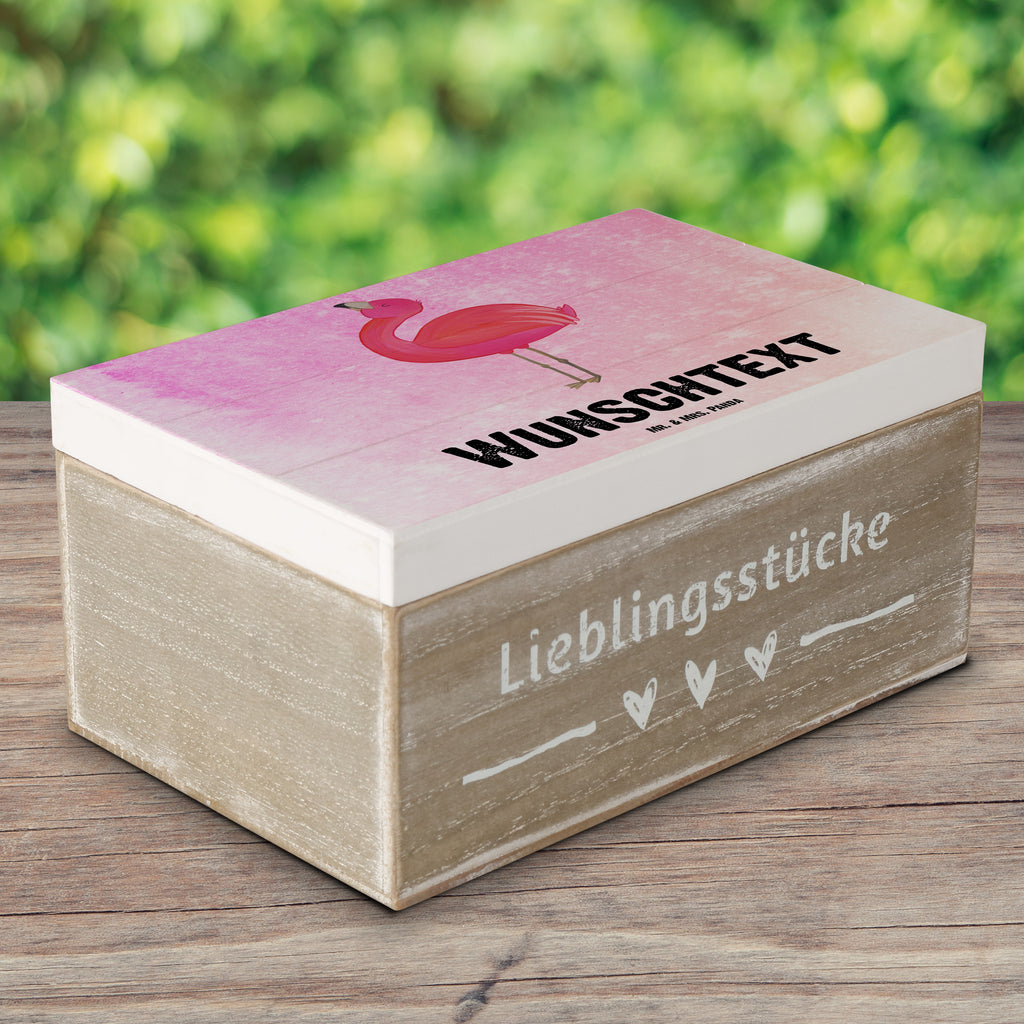 Personalisierte Holzkiste Flamingo stolz Holzkiste mit Namen, Kiste mit Namen, Schatzkiste mit Namen, Truhe mit Namen, Schatulle mit Namen, Erinnerungsbox mit Namen, Erinnerungskiste, mit Namen, Dekokiste mit Namen, Aufbewahrungsbox mit Namen, Holzkiste Personalisiert, Kiste Personalisiert, Schatzkiste Personalisiert, Truhe Personalisiert, Schatulle Personalisiert, Erinnerungsbox Personalisiert, Erinnerungskiste Personalisiert, Dekokiste Personalisiert, Aufbewahrungsbox Personalisiert, Geschenkbox personalisiert, GEschenkdose personalisiert, Flamingo, stolz, Freude, Selbstliebe, Selbstakzeptanz, Freundin, beste Freundin, Tochter, Mama, Schwester