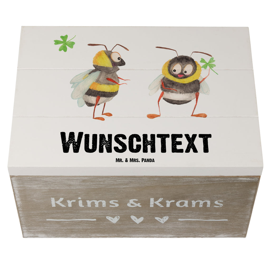 Personalisierte Holzkiste Hummeln Kleeblatt Holzkiste mit Namen, Kiste mit Namen, Schatzkiste mit Namen, Truhe mit Namen, Schatulle mit Namen, Erinnerungsbox mit Namen, Erinnerungskiste, mit Namen, Dekokiste mit Namen, Aufbewahrungsbox mit Namen, Holzkiste Personalisiert, Kiste Personalisiert, Schatzkiste Personalisiert, Truhe Personalisiert, Schatulle Personalisiert, Erinnerungsbox Personalisiert, Erinnerungskiste Personalisiert, Dekokiste Personalisiert, Aufbewahrungsbox Personalisiert, Geschenkbox personalisiert, GEschenkdose personalisiert, Tiermotive, Gute Laune, lustige Sprüche, Tiere, Hummel, Biene, Spruch positiv, Biene Deko, Spruch schön, glücklich sein, glücklich werden, Spruch fröhlich