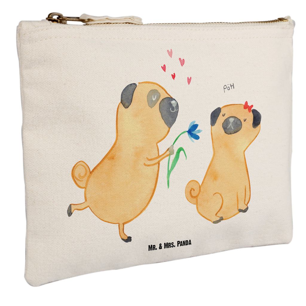 Schminktasche Mops verliebt Schminktasche, Kosmetiktasche, Kosmetikbeutel, Stiftemäppchen, Etui, Federmappe, Makeup, XXL, Schminketui, Kosmetiketui, Schlamperetui, Hund, Hundemotiv, Haustier, Hunderasse, Tierliebhaber, Hundebesitzer, Sprüche, Mops, Möpse, Hundeliebe, verliebt, Liebe, Liebesspruch. Verlobt, Geschenk Freund, Partner