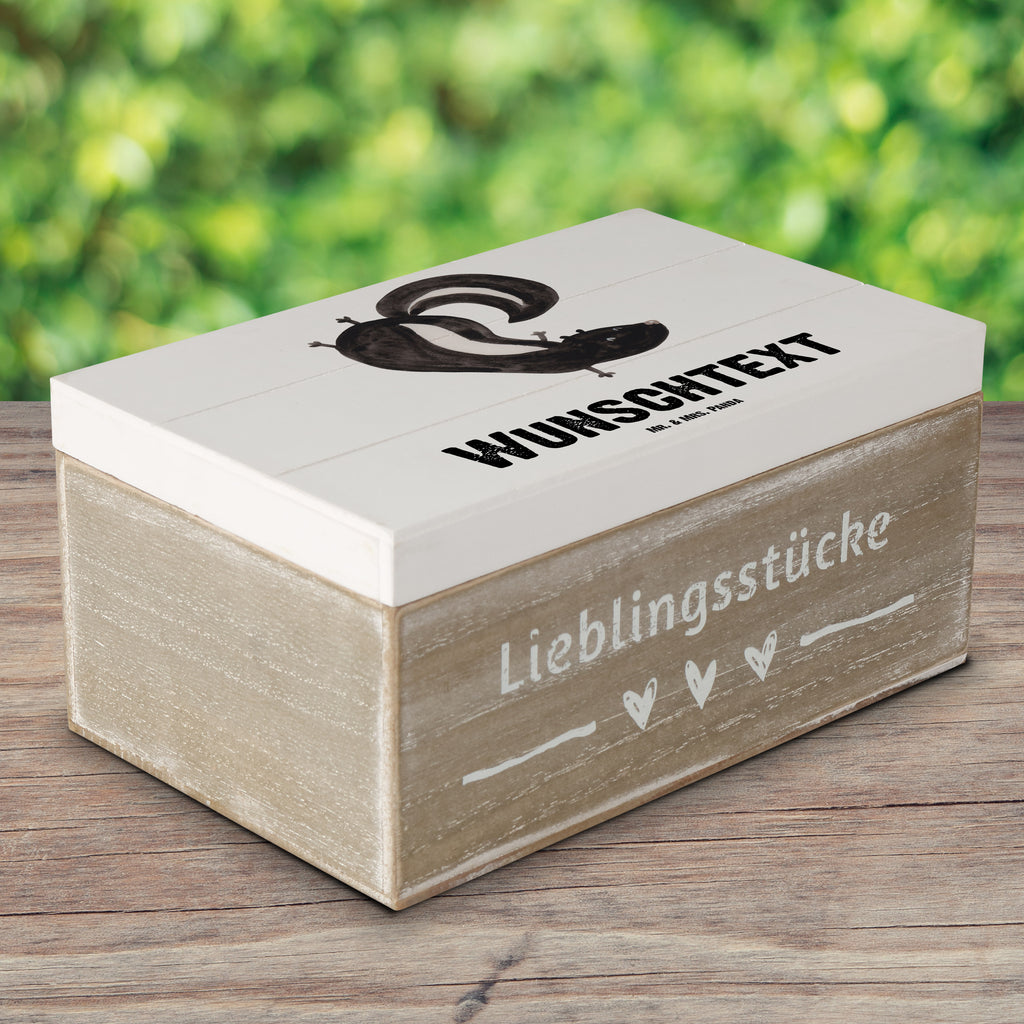 Personalisierte Holzkiste Stinktier Handstand Holzkiste mit Namen, Kiste mit Namen, Schatzkiste mit Namen, Truhe mit Namen, Schatulle mit Namen, Erinnerungsbox mit Namen, Erinnerungskiste, mit Namen, Dekokiste mit Namen, Aufbewahrungsbox mit Namen, Holzkiste Personalisiert, Kiste Personalisiert, Schatzkiste Personalisiert, Truhe Personalisiert, Schatulle Personalisiert, Erinnerungsbox Personalisiert, Erinnerungskiste Personalisiert, Dekokiste Personalisiert, Aufbewahrungsbox Personalisiert, Geschenkbox personalisiert, GEschenkdose personalisiert, Stinktier, Skunk, Wildtier, Raubtier, Stinker, Stinki, Spielplatz, verpielt, Kind