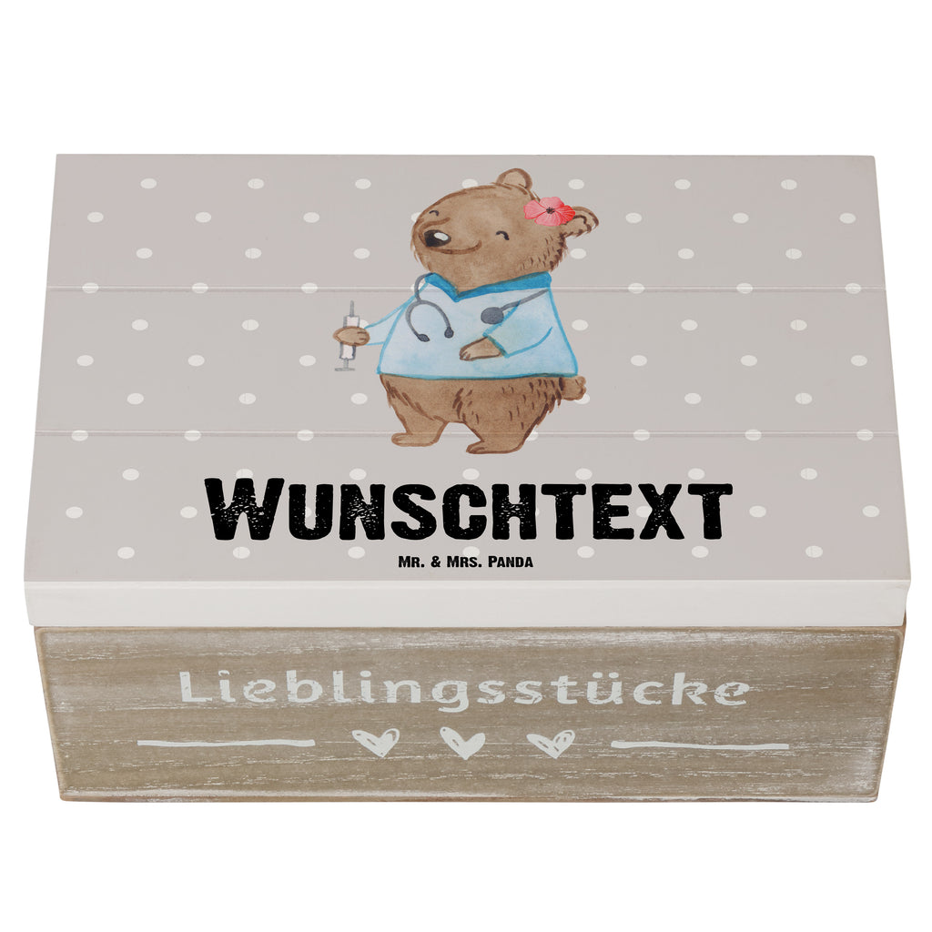 Personalisierte Holzkiste Krankenpflegehelferin Herz Holzkiste mit Namen, Kiste mit Namen, Schatzkiste mit Namen, Truhe mit Namen, Schatulle mit Namen, Erinnerungsbox mit Namen, Erinnerungskiste, mit Namen, Dekokiste mit Namen, Aufbewahrungsbox mit Namen, Holzkiste Personalisiert, Kiste Personalisiert, Schatzkiste Personalisiert, Truhe Personalisiert, Schatulle Personalisiert, Erinnerungsbox Personalisiert, Erinnerungskiste Personalisiert, Dekokiste Personalisiert, Aufbewahrungsbox Personalisiert, Geschenkbox personalisiert, GEschenkdose personalisiert, Beruf, Ausbildung, Jubiläum, Abschied, Rente, Kollege, Kollegin, Geschenk, Schenken, Arbeitskollege, Mitarbeiter, Firma, Danke, Dankeschön, Krankenpflegehelferin, Pflegehelferin, Pflegekraft