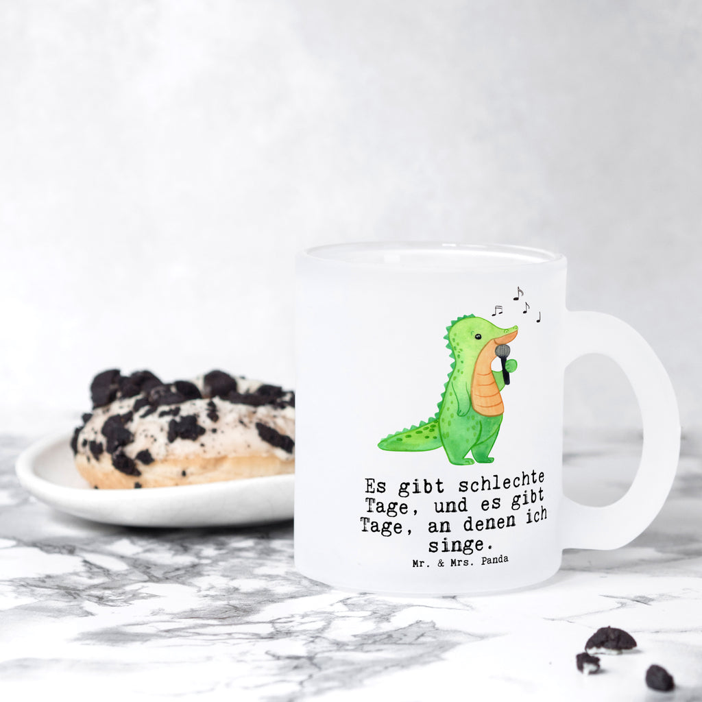 Teetasse Krokodil Singen Tage Teetasse, Teeglas, Teebecher, Tasse mit Henkel, Tasse, Glas Teetasse, Teetasse aus Glas, Geschenk, Sport, Sportart, Hobby, Schenken, Danke, Dankeschön, Auszeichnung, Gewinn, Sportler, Singen, Band, Live Auftritt, Gesang, Hobbysänger