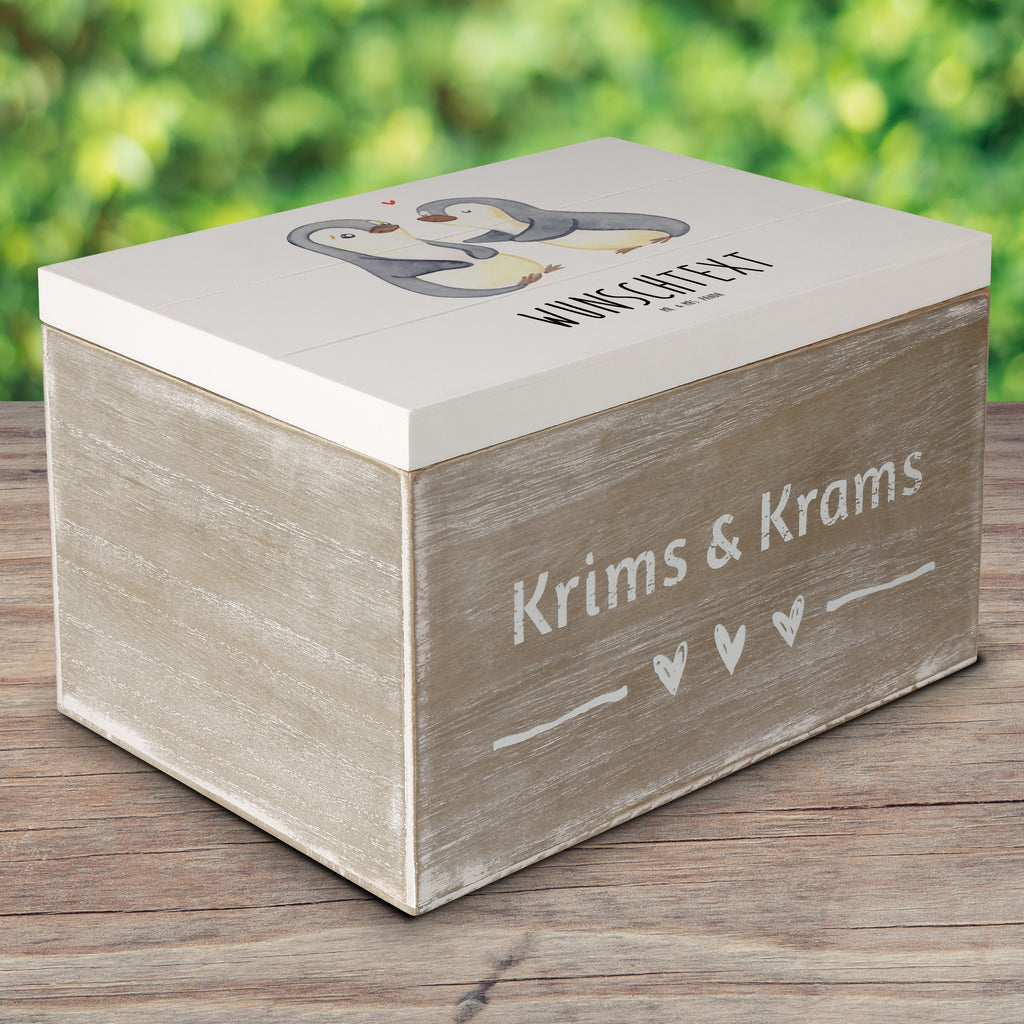 Personalisierte Holzkiste Pinguine trösten Holzkiste mit Namen, Kiste mit Namen, Schatzkiste mit Namen, Truhe mit Namen, Schatulle mit Namen, Erinnerungsbox mit Namen, Erinnerungskiste, mit Namen, Dekokiste mit Namen, Aufbewahrungsbox mit Namen, Holzkiste Personalisiert, Kiste Personalisiert, Schatzkiste Personalisiert, Truhe Personalisiert, Schatulle Personalisiert, Erinnerungsbox Personalisiert, Erinnerungskiste Personalisiert, Dekokiste Personalisiert, Aufbewahrungsbox Personalisiert, Geschenkbox personalisiert, GEschenkdose personalisiert, Liebe, Partner, Freund, Freundin, Ehemann, Ehefrau, Heiraten, Verlobung, Heiratsantrag, Liebesgeschenk, Jahrestag, Hocheitstag, Valentinstag, Geschenk für Frauen, Hochzeitstag, Mitbringsel, Geschenk für Freundin, Geschenk für Partner, Liebesbeweis, für Männer, für Ehemann