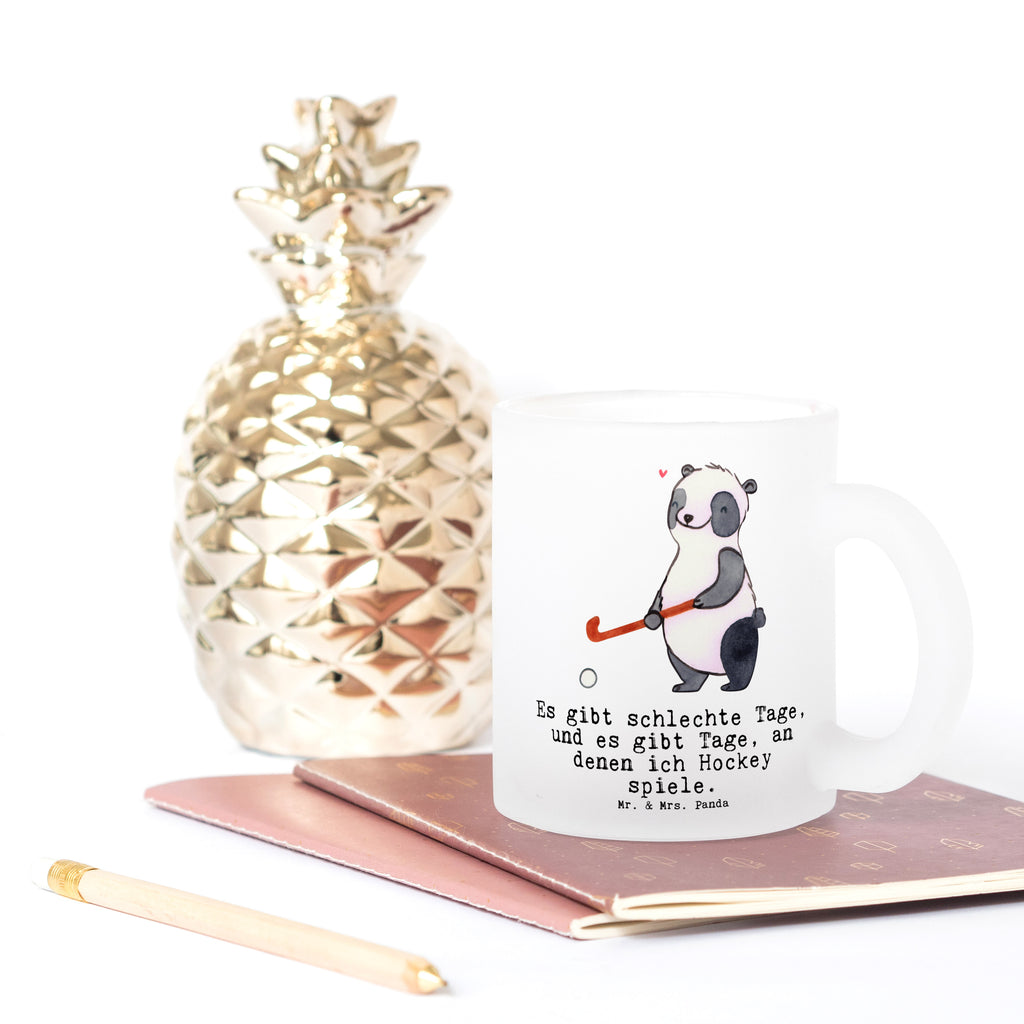 Teetasse Panda Hockey spielen Teetasse, Teeglas, Teebecher, Tasse mit Henkel, Tasse, Glas Teetasse, Teetasse aus Glas, Geschenk, Sport, Sportart, Hobby, Schenken, Danke, Dankeschön, Auszeichnung, Gewinn, Sportler, Hockey spielen, Feldhockey, Hockeyschläger, Hockey Verein