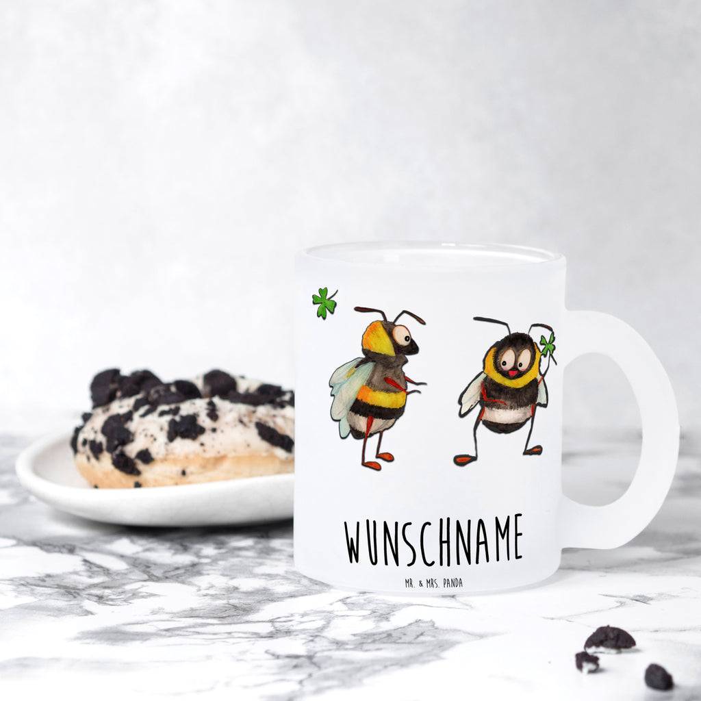 Personalisierte Teetasse Hummeln mit Kleeblatt Personalisierte Teetasse, Personalisiertes Teeglas, Personalisierter Teebecher, Personalisierte Glas Teetasse, Personalisierte Teetasse aus Glas, Teetasse mit Namen, Teeglas mit Namen, Teebecher mit Namen, Glas Teetasse mit Namen, Teetasse aus Glas mit Namen, Teetasse Wunschname, Teetasse selbst gestalten., Tiermotive, Gute Laune, lustige Sprüche, Tiere, Hummel, Biene, Spruch positiv, Biene Deko, Spruch schön, glücklich sein, glücklich werden, Spruch fröhlich