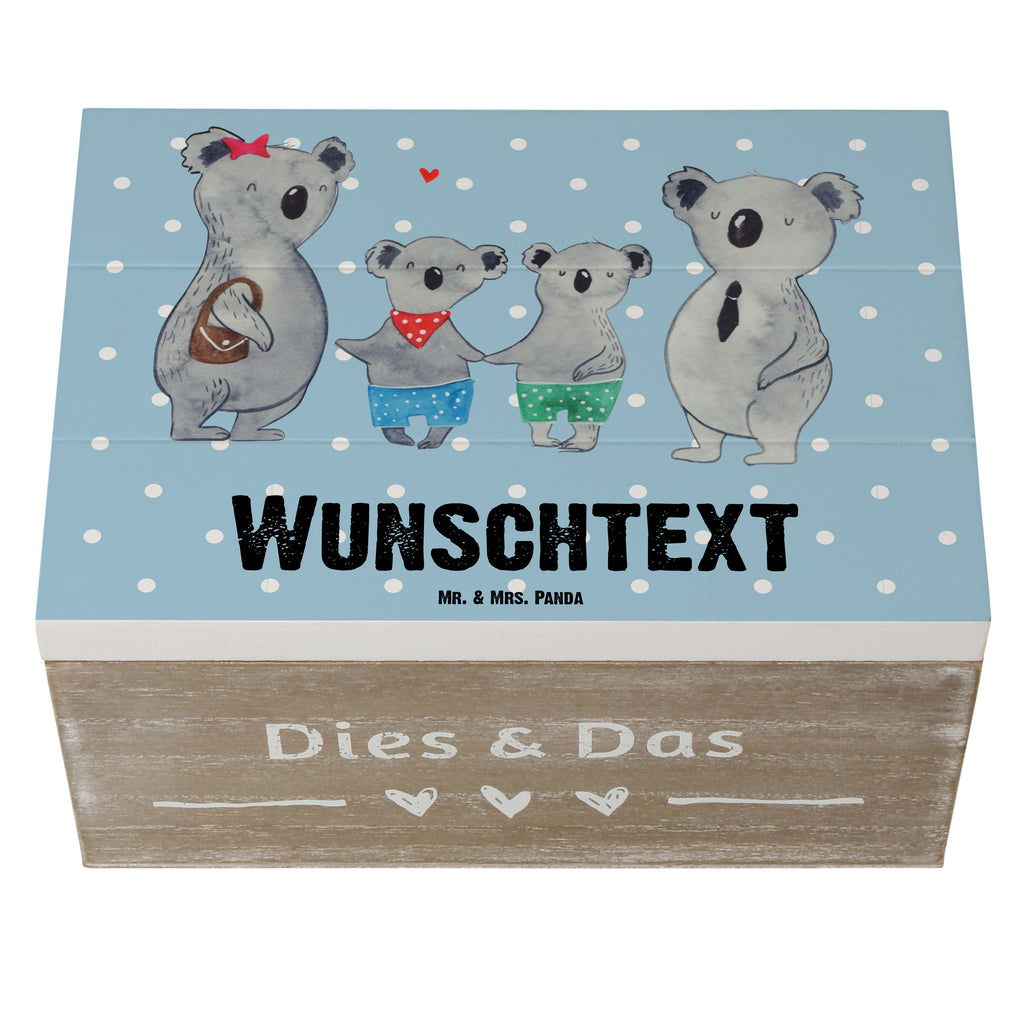 Personalisierte Holzkiste Koala Familie zwei Holzkiste mit Namen, Kiste mit Namen, Schatzkiste mit Namen, Truhe mit Namen, Schatulle mit Namen, Erinnerungsbox mit Namen, Erinnerungskiste, mit Namen, Dekokiste mit Namen, Aufbewahrungsbox mit Namen, Holzkiste Personalisiert, Kiste Personalisiert, Schatzkiste Personalisiert, Truhe Personalisiert, Schatulle Personalisiert, Erinnerungsbox Personalisiert, Erinnerungskiste Personalisiert, Dekokiste Personalisiert, Aufbewahrungsbox Personalisiert, Geschenkbox personalisiert, GEschenkdose personalisiert, Familie, Vatertag, Muttertag, Bruder, Schwester, Mama, Papa, Oma, Opa, Koala, Koalabär, beste Familie, Familienzeit, Familienleben, Koalafamilie, Lieblingsfamilie