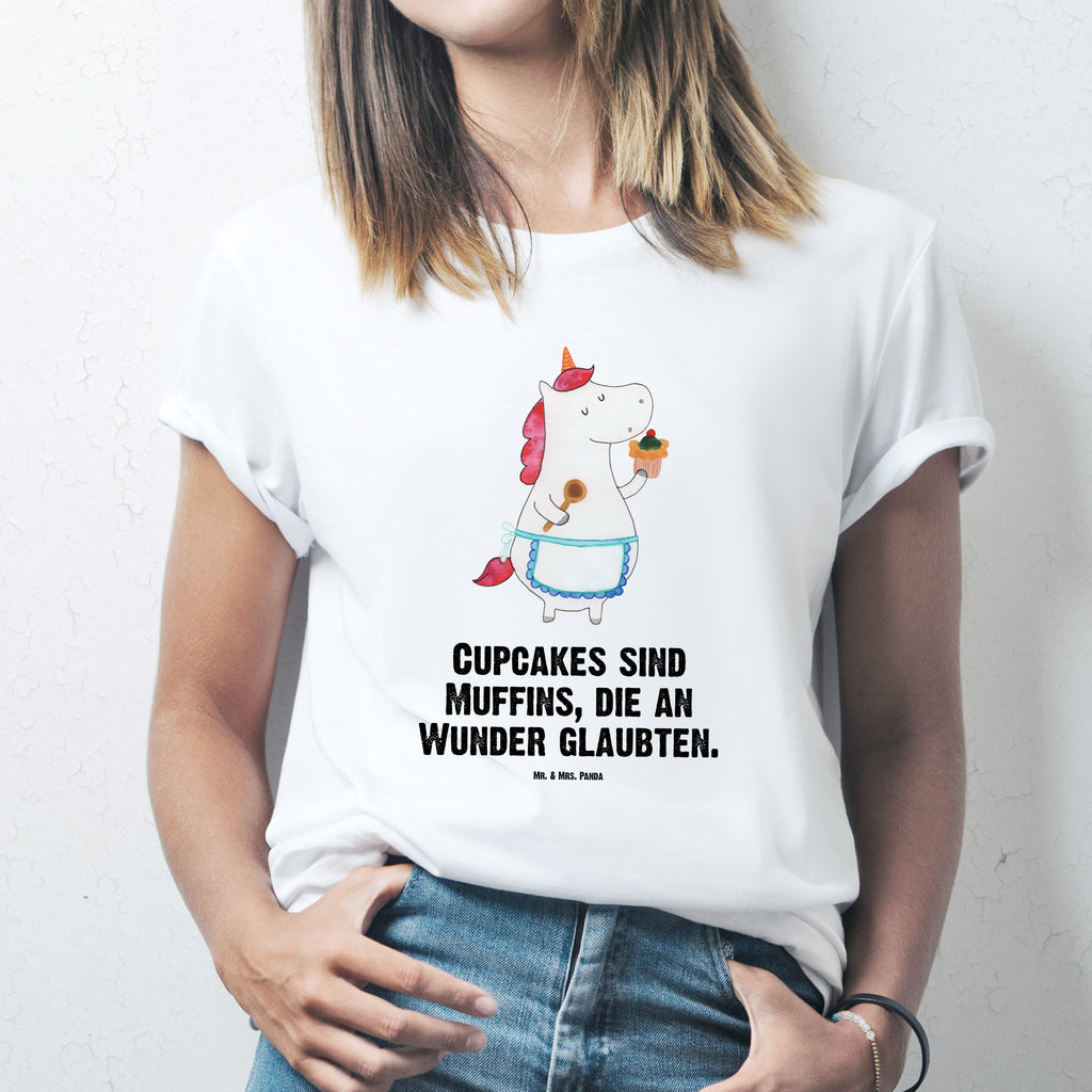 T-Shirt Standard Einhorn Küchenfee T-Shirt, Shirt, Tshirt, Lustiges T-Shirt, T-Shirt mit Spruch, Party, Junggesellenabschied, Jubiläum, Geburstag, Herrn, Damen, Männer, Frauen, Schlafshirt, Nachthemd, Sprüche, Einhorn, Einhörner, Einhorn Deko, Pegasus, Unicorn, backen, Muffin, Motivation, Träumer, träumen, Bäckerin, Hobbykoch, Koch, Torte, Kuchen