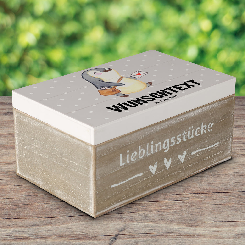 Personalisierte Holzkiste Postbote mit Herz Holzkiste mit Namen, Kiste mit Namen, Schatzkiste mit Namen, Truhe mit Namen, Schatulle mit Namen, Erinnerungsbox mit Namen, Erinnerungskiste, mit Namen, Dekokiste mit Namen, Aufbewahrungsbox mit Namen, Holzkiste Personalisiert, Kiste Personalisiert, Schatzkiste Personalisiert, Truhe Personalisiert, Schatulle Personalisiert, Erinnerungsbox Personalisiert, Erinnerungskiste Personalisiert, Dekokiste Personalisiert, Aufbewahrungsbox Personalisiert, Geschenkbox personalisiert, GEschenkdose personalisiert, Beruf, Ausbildung, Jubiläum, Abschied, Rente, Kollege, Kollegin, Geschenk, Schenken, Arbeitskollege, Mitarbeiter, Firma, Danke, Dankeschön, Postbote, Briefzusteller, Briefträger, Postler