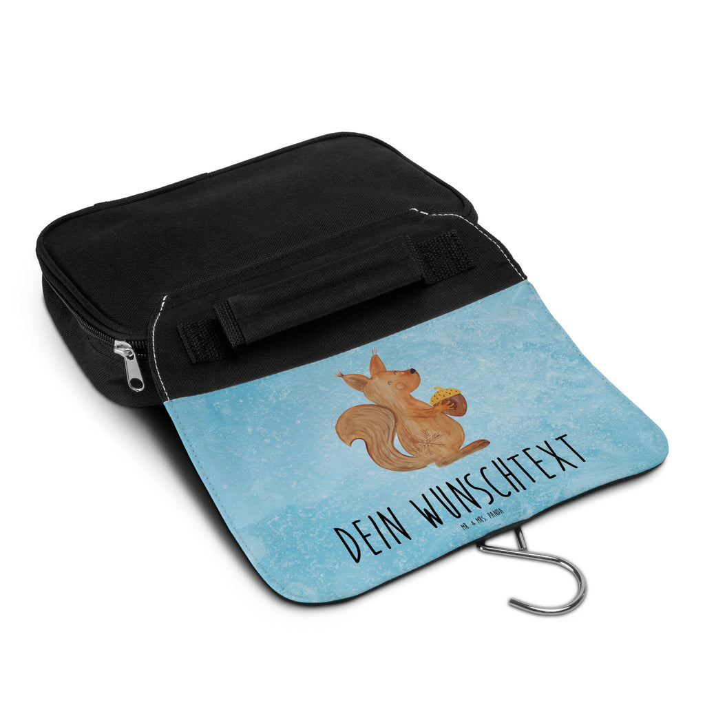 Personalisierter Kulturbeutel Eichhörnchen Weihnachten Personalisierter Kulturbeutel, Personalisierte Waschtasche, Personalisierte Kosmetiktasche, Damen, Herren, Personalisierte Aufbewahrungstasche, Personalisierte Schminktasche, Personalisierter Kosmetikbeutel, Personalisierter Organizer, Personalisierte Kulturtasche, Personalisierte Schminkutensil, Personalisierung, Wunschtext, Wunschname, Selbst bedrucken, Kulturbeutel mit Namen, Winter, Weihnachten, Weihnachtsdeko, Nikolaus, Advent, Heiligabend, Wintermotiv, Frohe Weihnachten, Frohes neues Jahr, Guten Rutsch, Weihnachtsmotiv, Weihnachtsgruß, Neujahr, Vogel