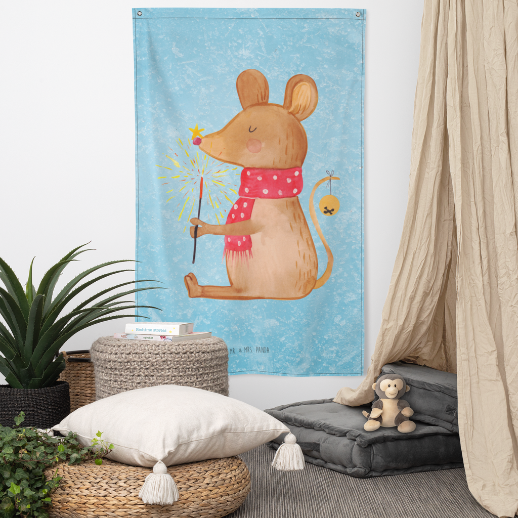 Wandteppich Weihnachtsmaus Wandbehang, Dekoration, Boho, Wandteppich, Wandtuch, Wanddeko, Tapisserie, Tapestry, Wandbild, Textil-Kunst, Schmuck-Wandbehang, Wand Deko, Kinderzimmer, Kinderzimmer Wand, Kinderzimmer Deko, Kinderzimmer Wanddeko, Winter, Weihnachten, Weihnachtsdeko, Nikolaus, Advent, Heiligabend, Wintermotiv, Frohe Weihnachten, Weihnachtsgruß, Weihnachtsmotiv, Maus, Mäuschen, Weihnachtswunder