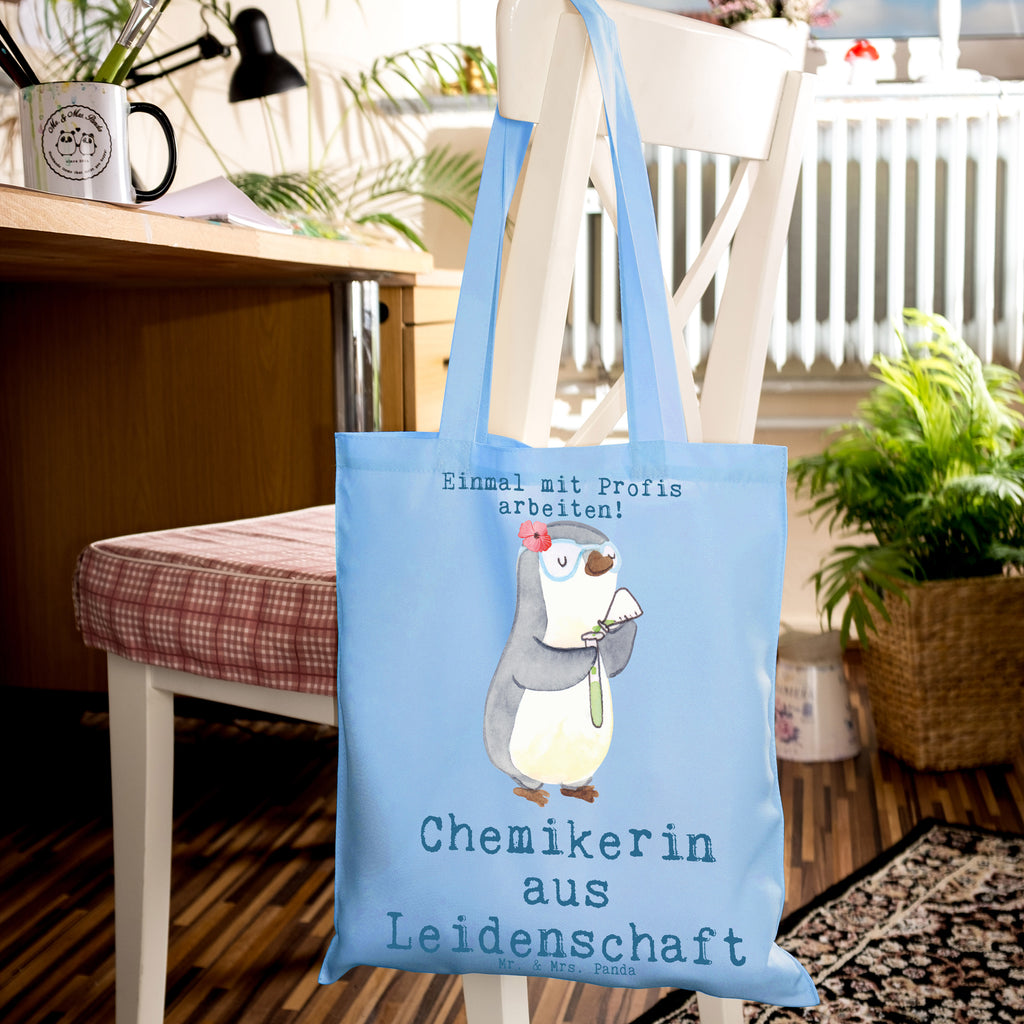 Tragetasche Chemikerin aus Leidenschaft Beuteltasche, Beutel, Einkaufstasche, Jutebeutel, Stoffbeutel, Tasche, Shopper, Umhängetasche, Strandtasche, Schultertasche, Stofftasche, Tragetasche, Badetasche, Jutetasche, Einkaufstüte, Laptoptasche, Beruf, Ausbildung, Jubiläum, Abschied, Rente, Kollege, Kollegin, Geschenk, Schenken, Arbeitskollege, Mitarbeiter, Firma, Danke, Dankeschön, Chemikerin, Chemielaborantin, Naturwissenschaftlerin, Labor, Studium, Forschung, Wissenschaftlerin