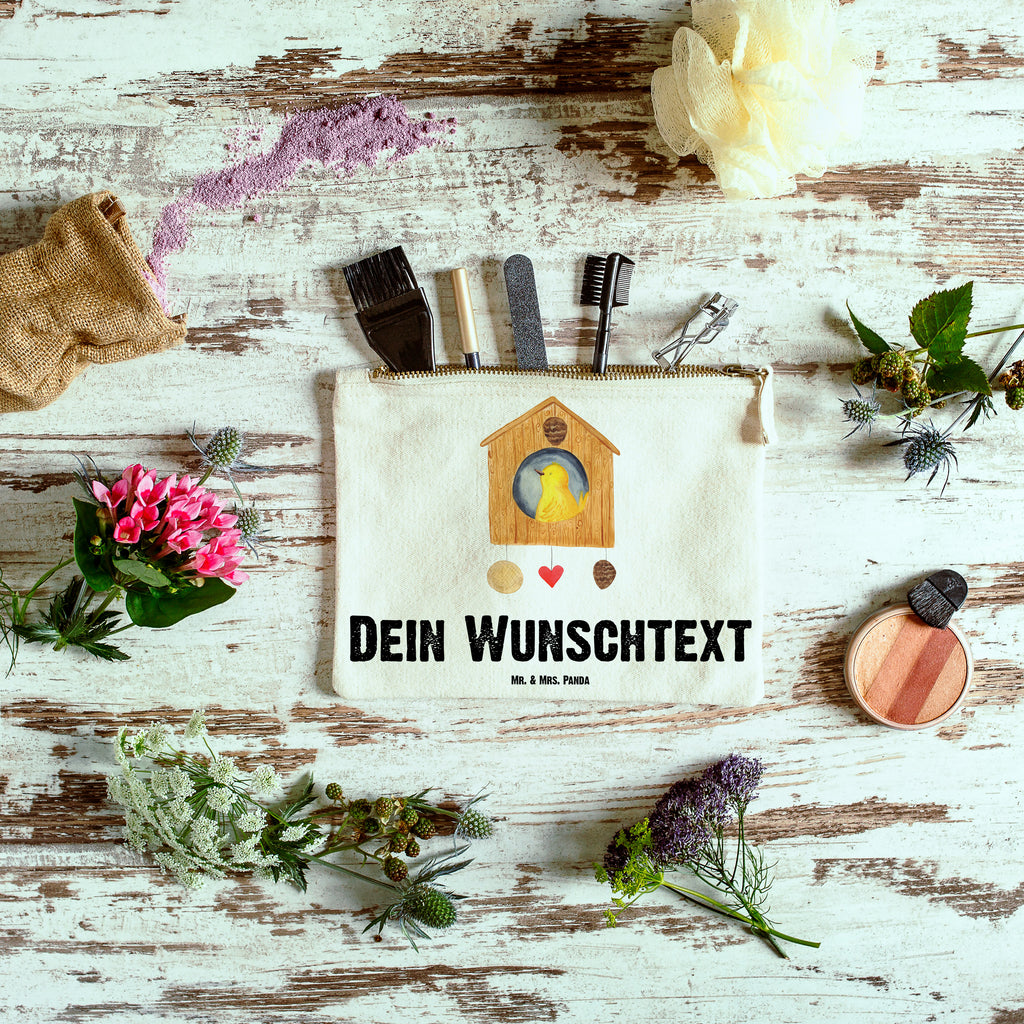 Personalisierte Schminktasche Vogelhaus sweet Home Personalisierte Schminktasche, Personalisierte Kosmetiktasche, Personalisierter Kosmetikbeutel, Personalisiertes Stiftemäppchen, Personalisiertes Etui, Personalisierte Federmappe, Personalisierte Makeup Bag, Personalisiertes Schminketui, Personalisiertes Kosmetiketui, Personalisiertes Schlamperetui, Schminktasche mit Namen, Kosmetiktasche mit Namen, Kosmetikbeutel mit Namen, Stiftemäppchen mit Namen, Etui mit Namen, Federmappe mit Namen, Makeup Bg mit Namen, Schminketui mit Namen, Kosmetiketui mit Namen, Schlamperetui mit Namen, Schminktasche personalisieren, Schminktasche bedrucken, Schminktasche selbst gestalten, Tiermotive, Gute Laune, lustige Sprüche, Tiere, Vogelhaus, Vogel, Home sweet Home, Einzug, Umzug, Geschenk, Einzugsgeschenk, Hausbau, Haus