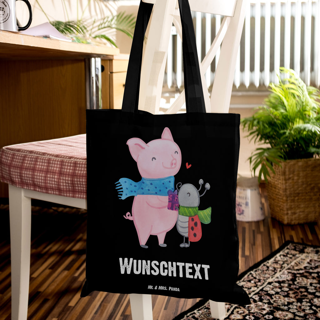 Personalisierte Tragetasche Glühschwein Smörle Personalisierte Beuteltasche, Personalisierter Beutel, Personalisierte Einkaufstasche, Personalisierter Jutebeutel, Personalisierter Stoffbeutel, Tragetasche mit Namen, Einkaufstasche mit Namen, Stoffbeutel mit Namen, Personalisierte Tasche, Personalisierte Jutetasche, Personalisierte Kindergartentasche, Winter, Weihnachten, Weihnachtsdeko, Nikolaus, Advent, Heiligabend, Wintermotiv, Handgezeichnetes Glühschwein, Kreatives Glühschwein Design, Winterlicher Glühwein Spruch, Glühwein Liebhaber Geschenk, Herzliches Marienkäfer Motiv, Marienkäfer in Winterkleidung, Glühwein ist köstlich Spruch, Smörle der stolze Marienkäfer, Süßer Marienkäfer gibt Geschenk, Romantische Geschenkidee Glühwein