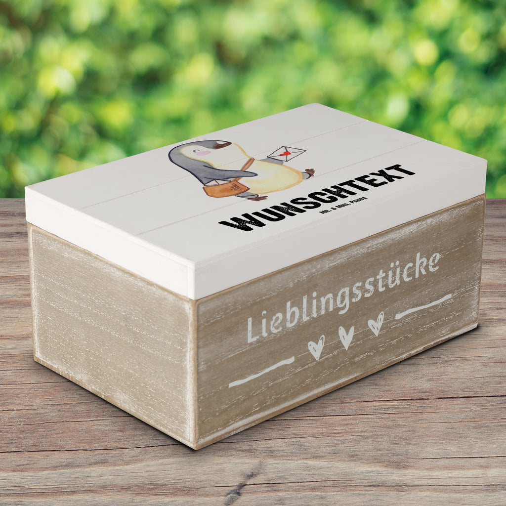 Personalisierte Holzkiste Postbote mit Herz Holzkiste mit Namen, Kiste mit Namen, Schatzkiste mit Namen, Truhe mit Namen, Schatulle mit Namen, Erinnerungsbox mit Namen, Erinnerungskiste, mit Namen, Dekokiste mit Namen, Aufbewahrungsbox mit Namen, Holzkiste Personalisiert, Kiste Personalisiert, Schatzkiste Personalisiert, Truhe Personalisiert, Schatulle Personalisiert, Erinnerungsbox Personalisiert, Erinnerungskiste Personalisiert, Dekokiste Personalisiert, Aufbewahrungsbox Personalisiert, Geschenkbox personalisiert, GEschenkdose personalisiert, Beruf, Ausbildung, Jubiläum, Abschied, Rente, Kollege, Kollegin, Geschenk, Schenken, Arbeitskollege, Mitarbeiter, Firma, Danke, Dankeschön, Postbote, Briefzusteller, Briefträger, Postler