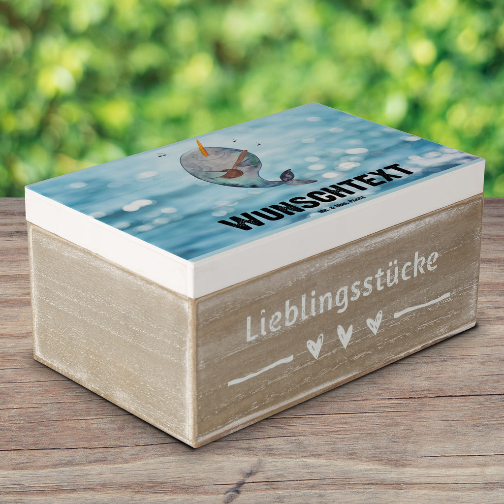 Personalisierte Holzkiste Narwal Gitarre Holzkiste mit Namen, Kiste mit Namen, Schatzkiste mit Namen, Truhe mit Namen, Schatulle mit Namen, Erinnerungsbox mit Namen, Erinnerungskiste, mit Namen, Dekokiste mit Namen, Aufbewahrungsbox mit Namen, Holzkiste Personalisiert, Kiste Personalisiert, Schatzkiste Personalisiert, Truhe Personalisiert, Schatulle Personalisiert, Erinnerungsbox Personalisiert, Erinnerungskiste Personalisiert, Dekokiste Personalisiert, Aufbewahrungsbox Personalisiert, Geschenkbox personalisiert, GEschenkdose personalisiert, Meerestiere, Meer, Urlaub, Narwal, Wal, Tanzen, Probleme, Problemlösung, Frust, Gespräche, Gitarre