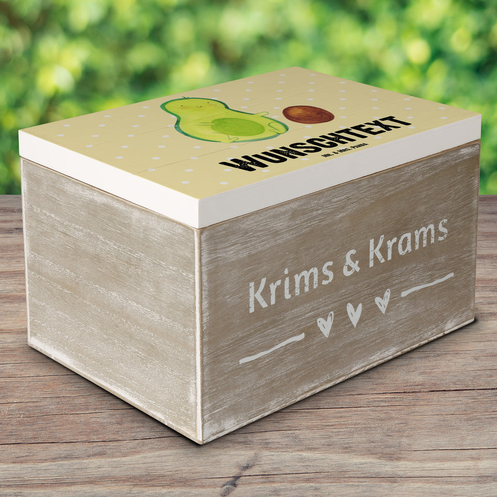 Personalisierte Holzkiste Avocado Kern rollt Holzkiste mit Namen, Kiste mit Namen, Schatzkiste mit Namen, Truhe mit Namen, Schatulle mit Namen, Erinnerungsbox mit Namen, Erinnerungskiste, mit Namen, Dekokiste mit Namen, Aufbewahrungsbox mit Namen, Holzkiste Personalisiert, Kiste Personalisiert, Schatzkiste Personalisiert, Truhe Personalisiert, Schatulle Personalisiert, Erinnerungsbox Personalisiert, Erinnerungskiste Personalisiert, Dekokiste Personalisiert, Aufbewahrungsbox Personalisiert, Geschenkbox personalisiert, GEschenkdose personalisiert, Avocado, Veggie, Vegan, Gesund, Avocados, Schwanger, Geburt, Geburtstag, Säugling, Kind, erstes Kind, zur Geburt, Schwangerschaft, Babyparty, Baby, große Liebe, Liebe, Love