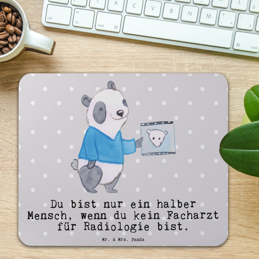 Mauspad Facharzt für Radiologie mit Herz Mousepad, Computer zubehör, Büroausstattung, PC Zubehör, Arbeitszimmer, Mauspad, Einzigartiges Mauspad, Designer Mauspad, Mausunterlage, Mauspad Büro, Beruf, Ausbildung, Jubiläum, Abschied, Rente, Kollege, Kollegin, Geschenk, Schenken, Arbeitskollege, Mitarbeiter, Firma, Danke, Dankeschön