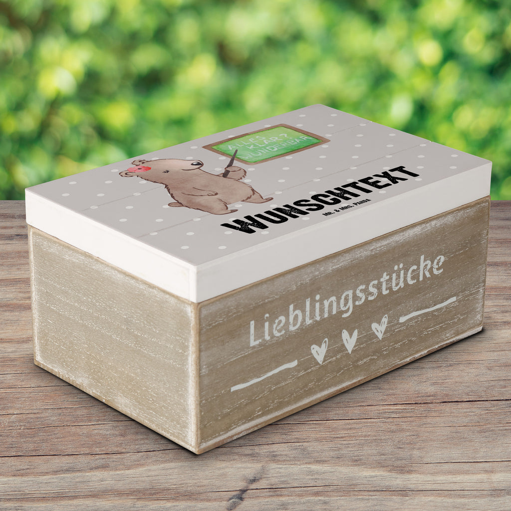 Personalisierte Holzkiste Deutschlehrerin Herz Holzkiste mit Namen, Kiste mit Namen, Schatzkiste mit Namen, Truhe mit Namen, Schatulle mit Namen, Erinnerungsbox mit Namen, Erinnerungskiste, mit Namen, Dekokiste mit Namen, Aufbewahrungsbox mit Namen, Holzkiste Personalisiert, Kiste Personalisiert, Schatzkiste Personalisiert, Truhe Personalisiert, Schatulle Personalisiert, Erinnerungsbox Personalisiert, Erinnerungskiste Personalisiert, Dekokiste Personalisiert, Aufbewahrungsbox Personalisiert, Geschenkbox personalisiert, GEschenkdose personalisiert, Beruf, Ausbildung, Jubiläum, Abschied, Rente, Kollege, Kollegin, Geschenk, Schenken, Arbeitskollege, Mitarbeiter, Firma, Danke, Dankeschön, Deutschlehrerin, Deutschunterricht, Schule, Grundschule