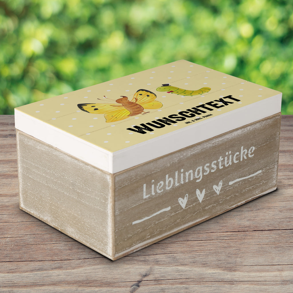 Personalisierte Holzkiste Raupe & Schmetterling Holzkiste mit Namen, Kiste mit Namen, Schatzkiste mit Namen, Truhe mit Namen, Schatulle mit Namen, Erinnerungsbox mit Namen, Erinnerungskiste, mit Namen, Dekokiste mit Namen, Aufbewahrungsbox mit Namen, Holzkiste Personalisiert, Kiste Personalisiert, Schatzkiste Personalisiert, Truhe Personalisiert, Schatulle Personalisiert, Erinnerungsbox Personalisiert, Erinnerungskiste Personalisiert, Dekokiste Personalisiert, Aufbewahrungsbox Personalisiert, Geschenkbox personalisiert, GEschenkdose personalisiert, Tiermotive, Gute Laune, lustige Sprüche, Tiere, Raupe, Schmetterling, Zitronenfalter, Entwicklung, Erwachsen werden, Kokon, Hut, Hütchen, Schönheit, Aufwachsen