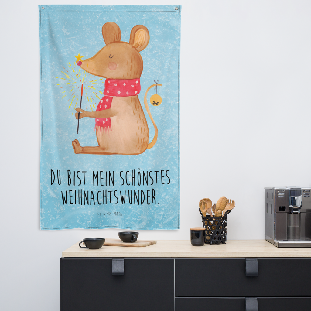 Wandteppich Weihnachtsmaus Wandbehang, Dekoration, Boho, Wandteppich, Wandtuch, Wanddeko, Tapisserie, Tapestry, Wandbild, Textil-Kunst, Schmuck-Wandbehang, Wand Deko, Kinderzimmer, Kinderzimmer Wand, Kinderzimmer Deko, Kinderzimmer Wanddeko, Winter, Weihnachten, Weihnachtsdeko, Nikolaus, Advent, Heiligabend, Wintermotiv, Frohe Weihnachten, Weihnachtsgruß, Weihnachtsmotiv, Maus, Mäuschen, Weihnachtswunder