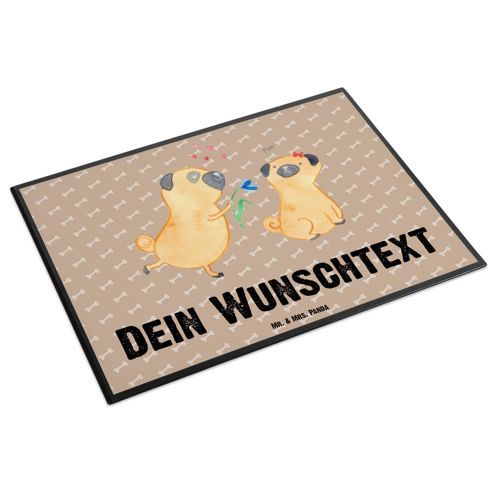 Personalisierte Schreibtischunterlage Mops verliebt Personalisierte Schreibunterlage, Personalisierte Schreibtischauflage, Personalisierte Schreibtisch Unterlagen, Schreibunterlage mit Namen, Schreibtischauflage mit Namen, Schreibtisch Unterlagen mit Namen, Selbst gestalten, Namensaufdruck, Namenspersonalisierung, Hund, Hundemotiv, Haustier, Hunderasse, Tierliebhaber, Hundebesitzer, Sprüche, Mops, Möpse, Hundeliebe, verliebt, Liebe, Liebesspruch. Verlobt, Geschenk Freund, Partner