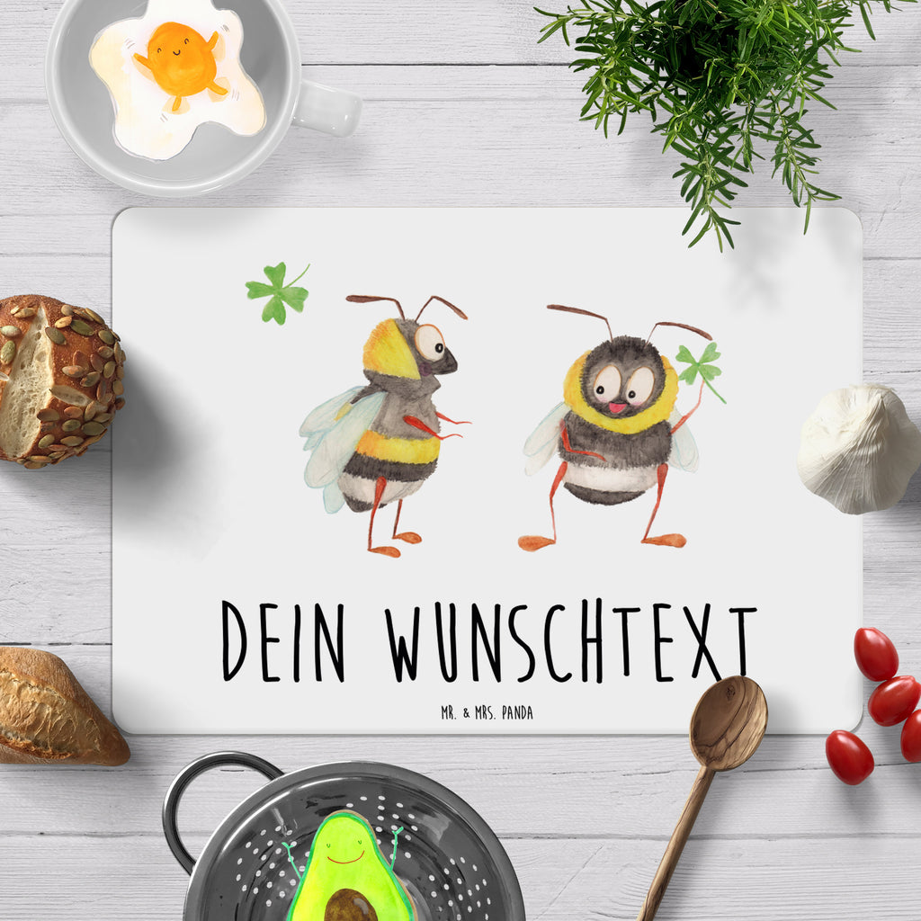 Personalisiertes Tischset Hummeln mit Kleeblatt Personalisiertes Tischet, Personalisierter Tischuntersetzer, Personalisiertes Platzset, tischset personalisiert, personalisiertes tischset, personalisierte platzsets, platzset personalisiert, personalisierte platzdeckchen, platzdeckchen personalisiert, tischset mit namen, platzdeckchen mit namen, platzset mit namen abwaschbar, platzset mit namen, tischset abwaschbar mit namen, Tiermotive, Gute Laune, lustige Sprüche, Tiere, Hummel, Biene, Spruch positiv, Biene Deko, Spruch schön, glücklich sein, glücklich werden, Spruch fröhlich