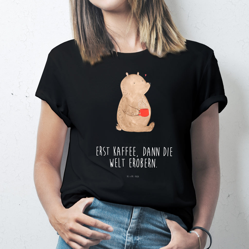 T-Shirt Standard Bär Kaffee T-Shirt, Shirt, Tshirt, Lustiges T-Shirt, T-Shirt mit Spruch, Party, Junggesellenabschied, Jubiläum, Geburstag, Herrn, Damen, Männer, Frauen, Schlafshirt, Nachthemd, Sprüche, Bär, Teddy, Teddybär, Kaffee, Coffee, Bären, guten Morgen, Morgenroutine, Welt erobern, Welt retten, Motivation