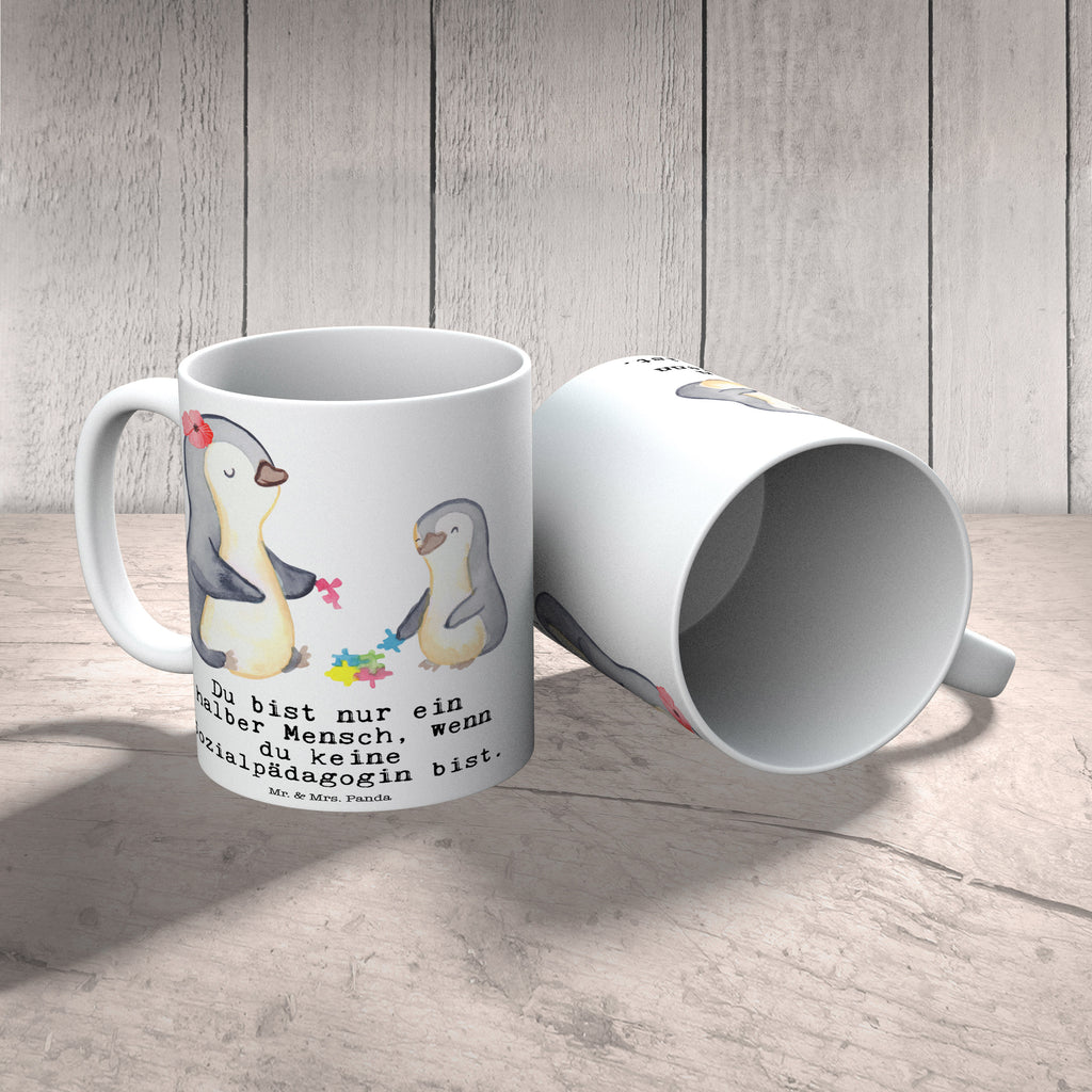 Tasse Sozialpädagogin mit Herz Tasse, Kaffeetasse, Teetasse, Becher, Kaffeebecher, Teebecher, Keramiktasse, Porzellantasse, Büro Tasse, Geschenk Tasse, Tasse Sprüche, Tasse Motive, Kaffeetassen, Tasse bedrucken, Designer Tasse, Cappuccino Tassen, Schöne Teetassen, Beruf, Ausbildung, Jubiläum, Abschied, Rente, Kollege, Kollegin, Geschenk, Schenken, Arbeitskollege, Mitarbeiter, Firma, Danke, Dankeschön