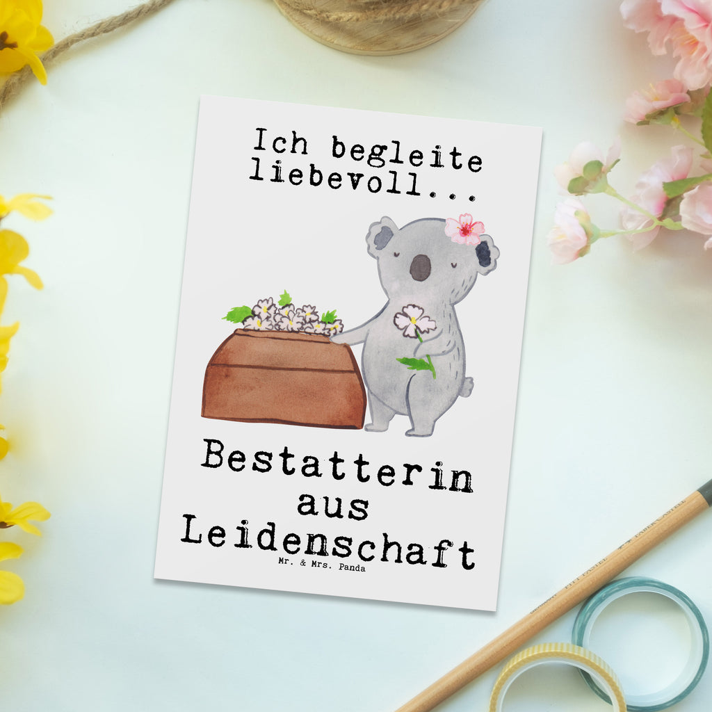 Postkarte Bestatterin aus Leidenschaft Postkarte, Karte, Geschenkkarte, Grußkarte, Einladung, Ansichtskarte, Geburtstagskarte, Einladungskarte, Dankeskarte, Ansichtskarten, Einladung Geburtstag, Einladungskarten Geburtstag, Beruf, Ausbildung, Jubiläum, Abschied, Rente, Kollege, Kollegin, Geschenk, Schenken, Arbeitskollege, Mitarbeiter, Firma, Danke, Dankeschön