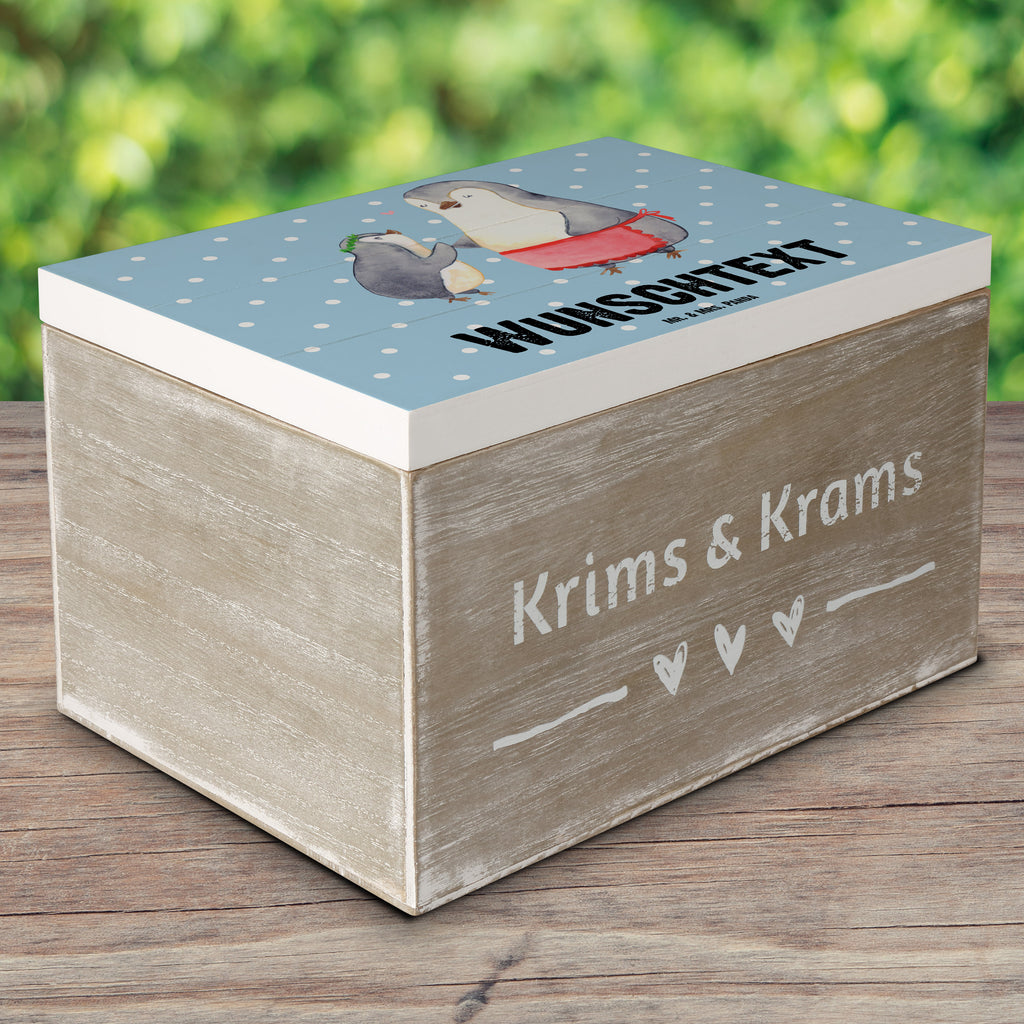 Personalisierte Holzkiste Pinguin mit Kind Holzkiste mit Namen, Kiste mit Namen, Schatzkiste mit Namen, Truhe mit Namen, Schatulle mit Namen, Erinnerungsbox mit Namen, Erinnerungskiste, mit Namen, Dekokiste mit Namen, Aufbewahrungsbox mit Namen, Holzkiste Personalisiert, Kiste Personalisiert, Schatzkiste Personalisiert, Truhe Personalisiert, Schatulle Personalisiert, Erinnerungsbox Personalisiert, Erinnerungskiste Personalisiert, Dekokiste Personalisiert, Aufbewahrungsbox Personalisiert, Geschenkbox personalisiert, GEschenkdose personalisiert, Familie, Vatertag, Muttertag, Bruder, Schwester, Mama, Papa, Oma, Opa, Geschenk, Mami, Mutti, Mutter, Geburststag