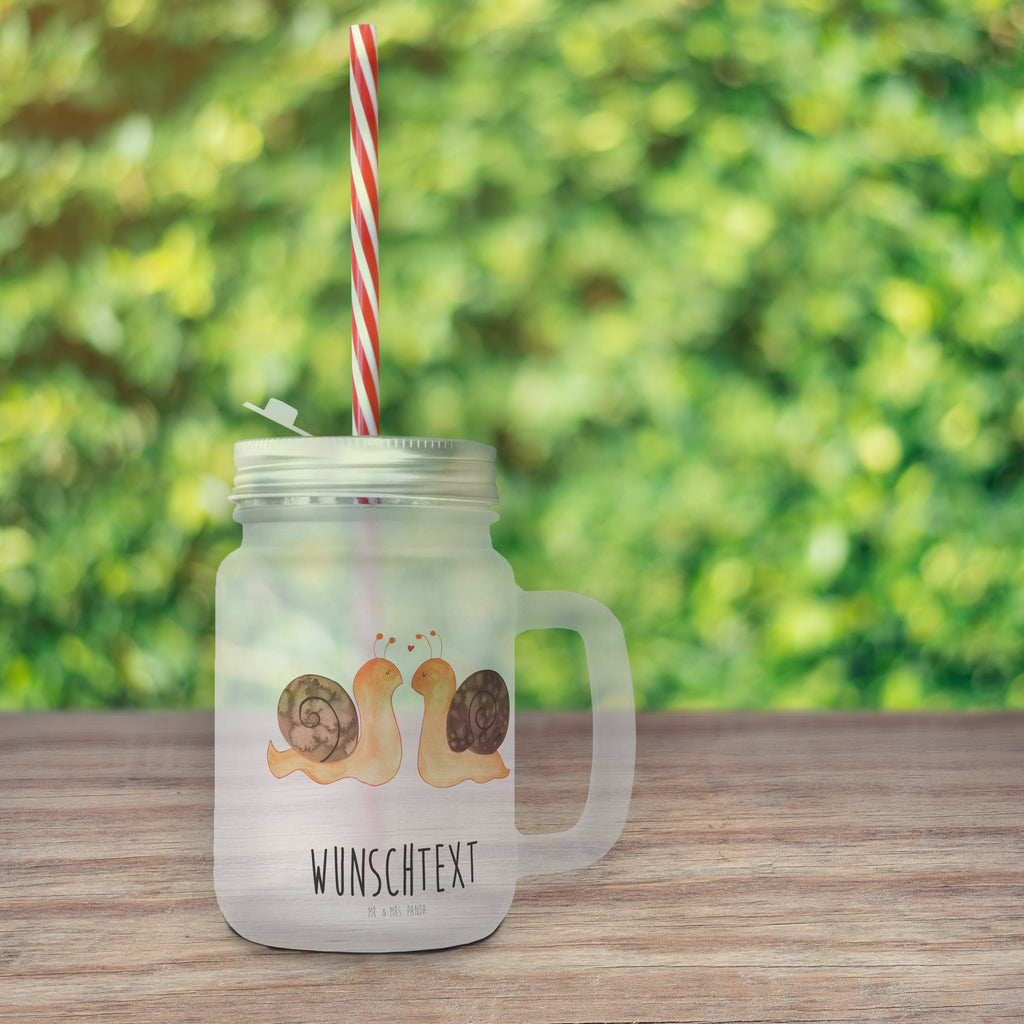 Personalisiertes Trinkglas Mason Jar Schnecken Liebe Personalisiertes Mason Jar, Personalisiertes Glas, Personalisiertes Trinkglas, Personalisiertes Henkelglas, Personalisiertes Sommerglas, Personalisiertes Einmachglas, Personalisiertes Cocktailglas, Personalisiertes Cocktail-Glas, mit Namen, Wunschtext, Wunschnamen, Mason Jar selbst bedrucken, Wunschglas mit Namen, Bedrucktes Trinkglas, Geschenk mit Namen, Liebe, Partner, Freund, Freundin, Ehemann, Ehefrau, Heiraten, Verlobung, Heiratsantrag, Liebesgeschenk, Jahrestag, Hocheitstag