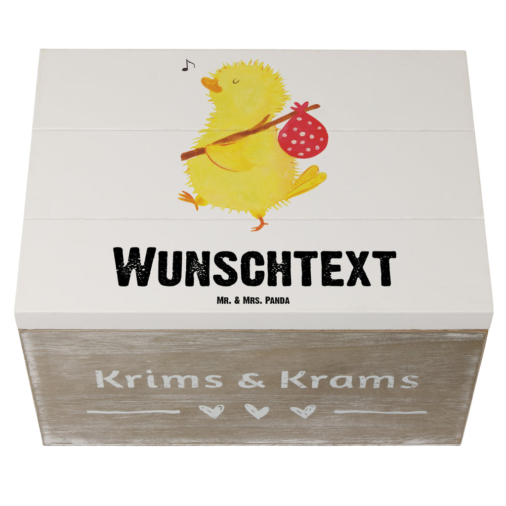 Personalisierte Holzkiste Küken Wanderer Holzkiste mit Namen, Kiste mit Namen, Schatzkiste mit Namen, Truhe mit Namen, Schatulle mit Namen, Erinnerungsbox mit Namen, Erinnerungskiste, mit Namen, Dekokiste mit Namen, Aufbewahrungsbox mit Namen, Holzkiste Personalisiert, Kiste Personalisiert, Schatzkiste Personalisiert, Truhe Personalisiert, Schatulle Personalisiert, Erinnerungsbox Personalisiert, Erinnerungskiste Personalisiert, Dekokiste Personalisiert, Aufbewahrungsbox Personalisiert, Geschenkbox personalisiert, GEschenkdose personalisiert, Ostern, Osterhase, Ostergeschenke, Osternest, Osterdeko, Geschenke zu Ostern, Ostern Geschenk, Ostergeschenke Kinder, Ostern Kinder, Küken, Osterei, Ostereier, Ei, Frühlingsgefühle, Freude, Grüße, liebe Grüße, Frohe Ostern, Ostergrüße, Flausen, Wunder, Reisen, Weltenbummler, Zeit, Zeitmanagement, Backpacker