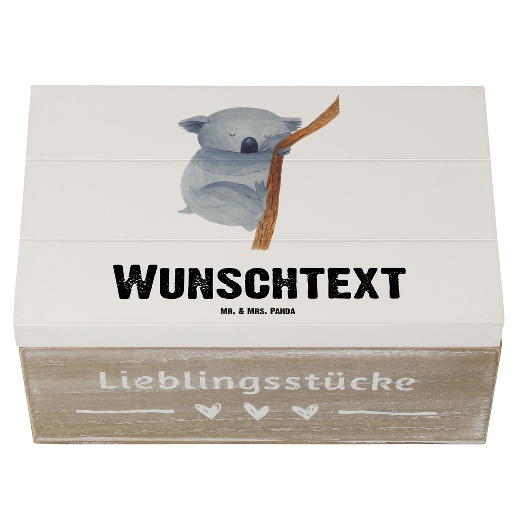 Personalisierte Holzkiste Koalabär Holzkiste mit Namen, Kiste mit Namen, Schatzkiste mit Namen, Truhe mit Namen, Schatulle mit Namen, Erinnerungsbox mit Namen, Erinnerungskiste, mit Namen, Dekokiste mit Namen, Aufbewahrungsbox mit Namen, Holzkiste Personalisiert, Kiste Personalisiert, Schatzkiste Personalisiert, Truhe Personalisiert, Schatulle Personalisiert, Erinnerungsbox Personalisiert, Erinnerungskiste Personalisiert, Dekokiste Personalisiert, Aufbewahrungsbox Personalisiert, Geschenkbox personalisiert, GEschenkdose personalisiert, Tiermotive, Gute Laune, lustige Sprüche, Tiere, Koala, träumen, Traum, schlafen, Schlafzimmer, Traumland, Bär, Koalabär