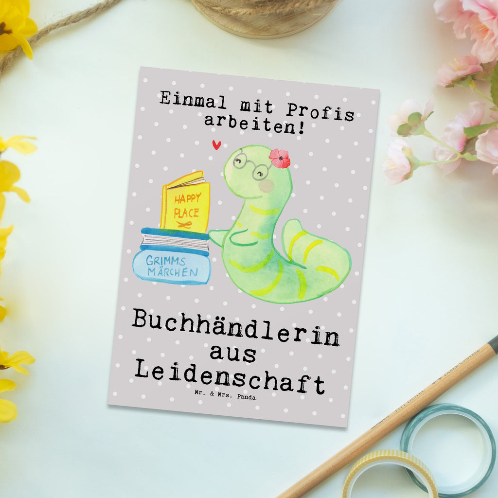 Postkarte Buchhändlerin aus Leidenschaft Postkarte, Karte, Geschenkkarte, Grußkarte, Einladung, Ansichtskarte, Geburtstagskarte, Einladungskarte, Dankeskarte, Ansichtskarten, Einladung Geburtstag, Einladungskarten Geburtstag, Beruf, Ausbildung, Jubiläum, Abschied, Rente, Kollege, Kollegin, Geschenk, Schenken, Arbeitskollege, Mitarbeiter, Firma, Danke, Dankeschön, Buchhändlerin, Buchhandlung, Buchverkäuferin, Bibliothekarin, Bücherwurm