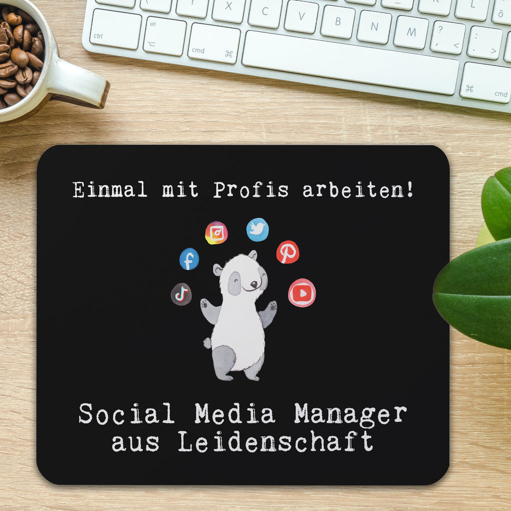 Mauspad Social Media Manager aus Leidenschaft Mousepad, Computer zubehör, Büroausstattung, PC Zubehör, Arbeitszimmer, Mauspad, Einzigartiges Mauspad, Designer Mauspad, Mausunterlage, Mauspad Büro, Beruf, Ausbildung, Jubiläum, Abschied, Rente, Kollege, Kollegin, Geschenk, Schenken, Arbeitskollege, Mitarbeiter, Firma, Danke, Dankeschön