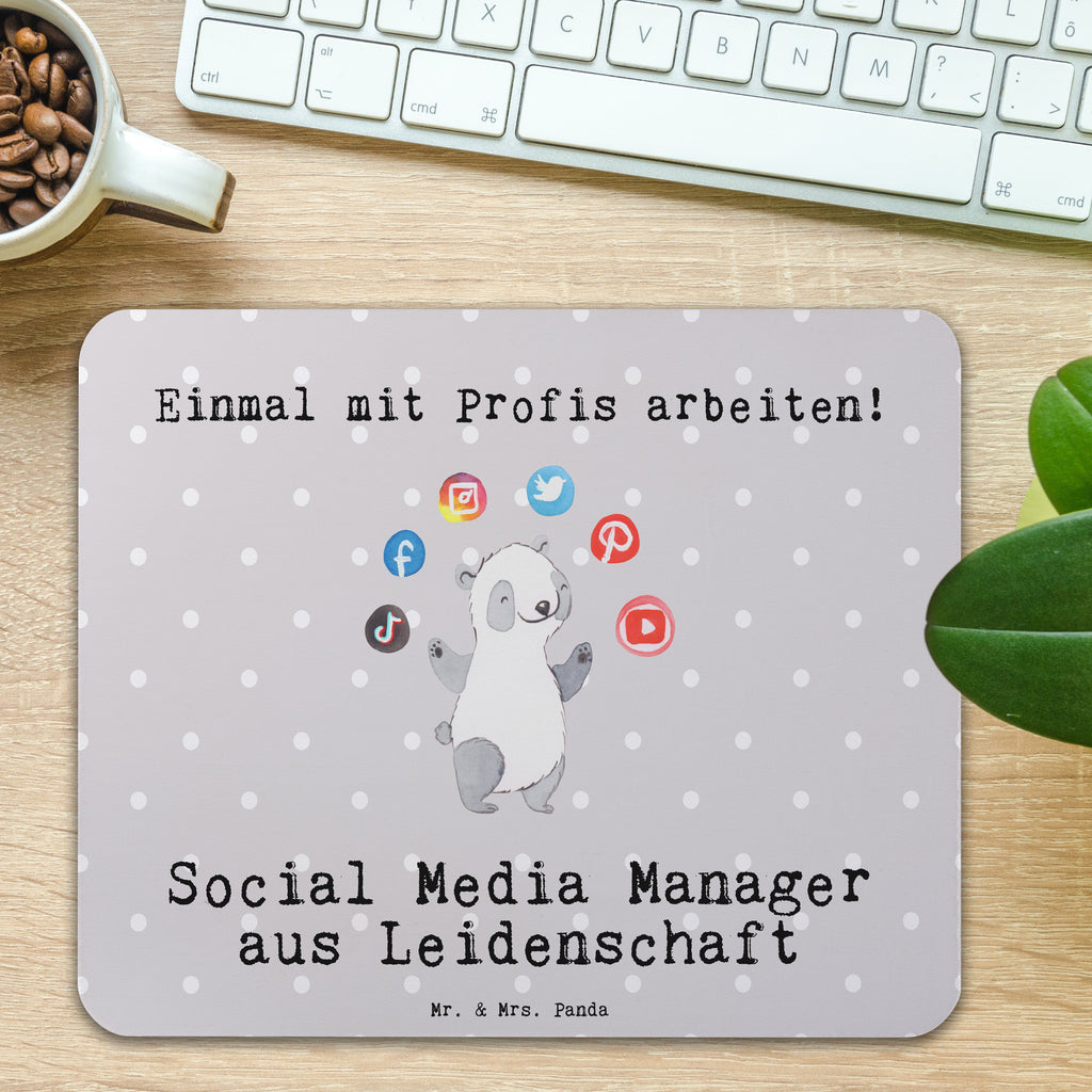 Mauspad Social Media Manager aus Leidenschaft Mousepad, Computer zubehör, Büroausstattung, PC Zubehör, Arbeitszimmer, Mauspad, Einzigartiges Mauspad, Designer Mauspad, Mausunterlage, Mauspad Büro, Beruf, Ausbildung, Jubiläum, Abschied, Rente, Kollege, Kollegin, Geschenk, Schenken, Arbeitskollege, Mitarbeiter, Firma, Danke, Dankeschön