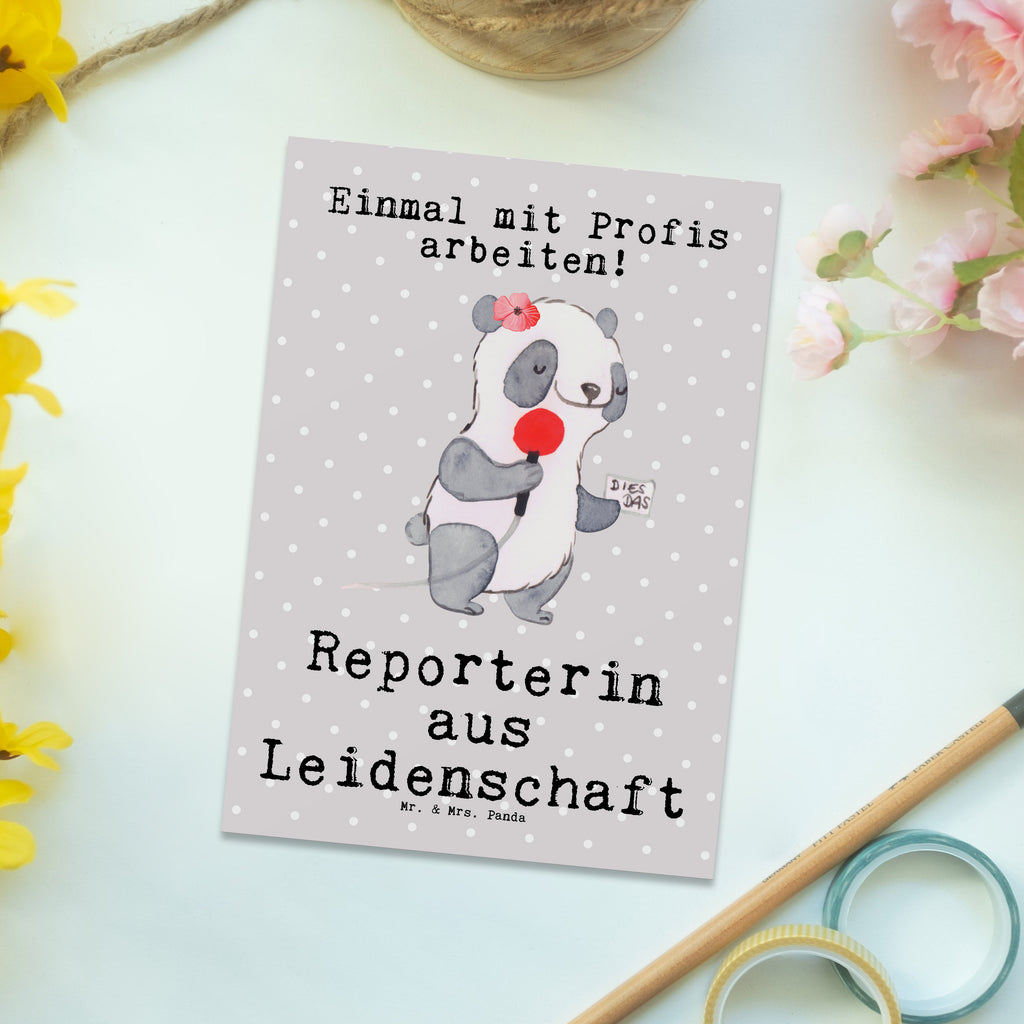 Postkarte Reporterin aus Leidenschaft Postkarte, Karte, Geschenkkarte, Grußkarte, Einladung, Ansichtskarte, Geburtstagskarte, Einladungskarte, Dankeskarte, Ansichtskarten, Einladung Geburtstag, Einladungskarten Geburtstag, Beruf, Ausbildung, Jubiläum, Abschied, Rente, Kollege, Kollegin, Geschenk, Schenken, Arbeitskollege, Mitarbeiter, Firma, Danke, Dankeschön