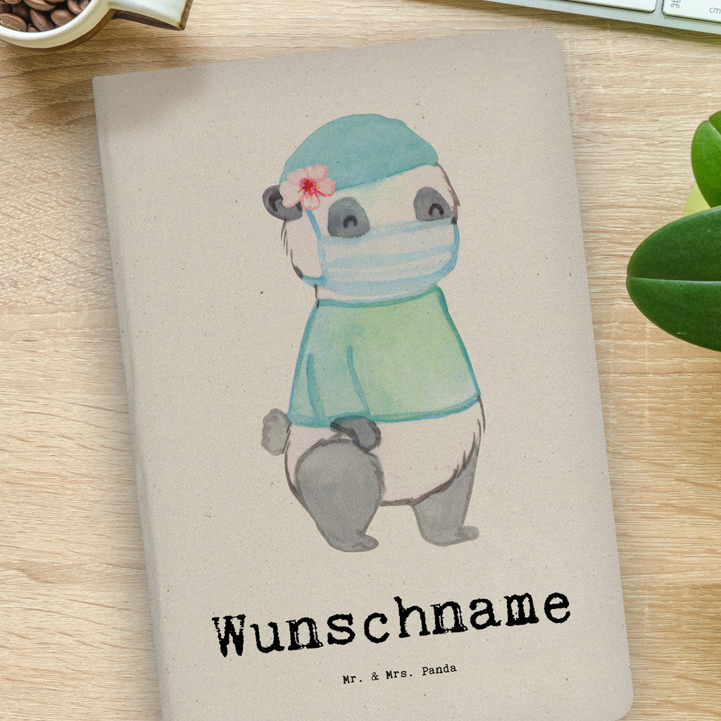 DIN A4 Personalisiertes Notizbuch Chirurgin mit Herz Personalisiertes Notizbuch, Notizbuch mit Namen, Notizbuch bedrucken, Personalisierung, Namensbuch, Namen, Beruf, Ausbildung, Jubiläum, Abschied, Rente, Kollege, Kollegin, Geschenk, Schenken, Arbeitskollege, Mitarbeiter, Firma, Danke, Dankeschön, Chirurgin, Unfallchirurgini, Notfallchirurgin, Krankenhaus, Ärztin, Medizinerin