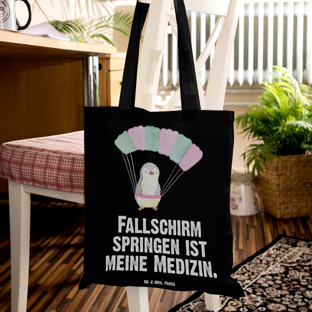 Tragetasche Pinguin Fallschirm springen Medizin Beuteltasche, Beutel, Einkaufstasche, Jutebeutel, Stoffbeutel, Tasche, Shopper, Umhängetasche, Strandtasche, Schultertasche, Stofftasche, Tragetasche, Badetasche, Jutetasche, Einkaufstüte, Laptoptasche, Geschenk, Sport, Sportart, Hobby, Schenken, Danke, Dankeschön, Auszeichnung, Gewinn, Sportler, Fallschirmspringen, Skydive, Fallschirmsprung, Tandemsprung, Fallschirmflug, Freifall, Erlebnisgeschenk, Adrenalinkick, Extreme Sport, Luftakrobatik, Adrenalinrausch, Parachute Jumping