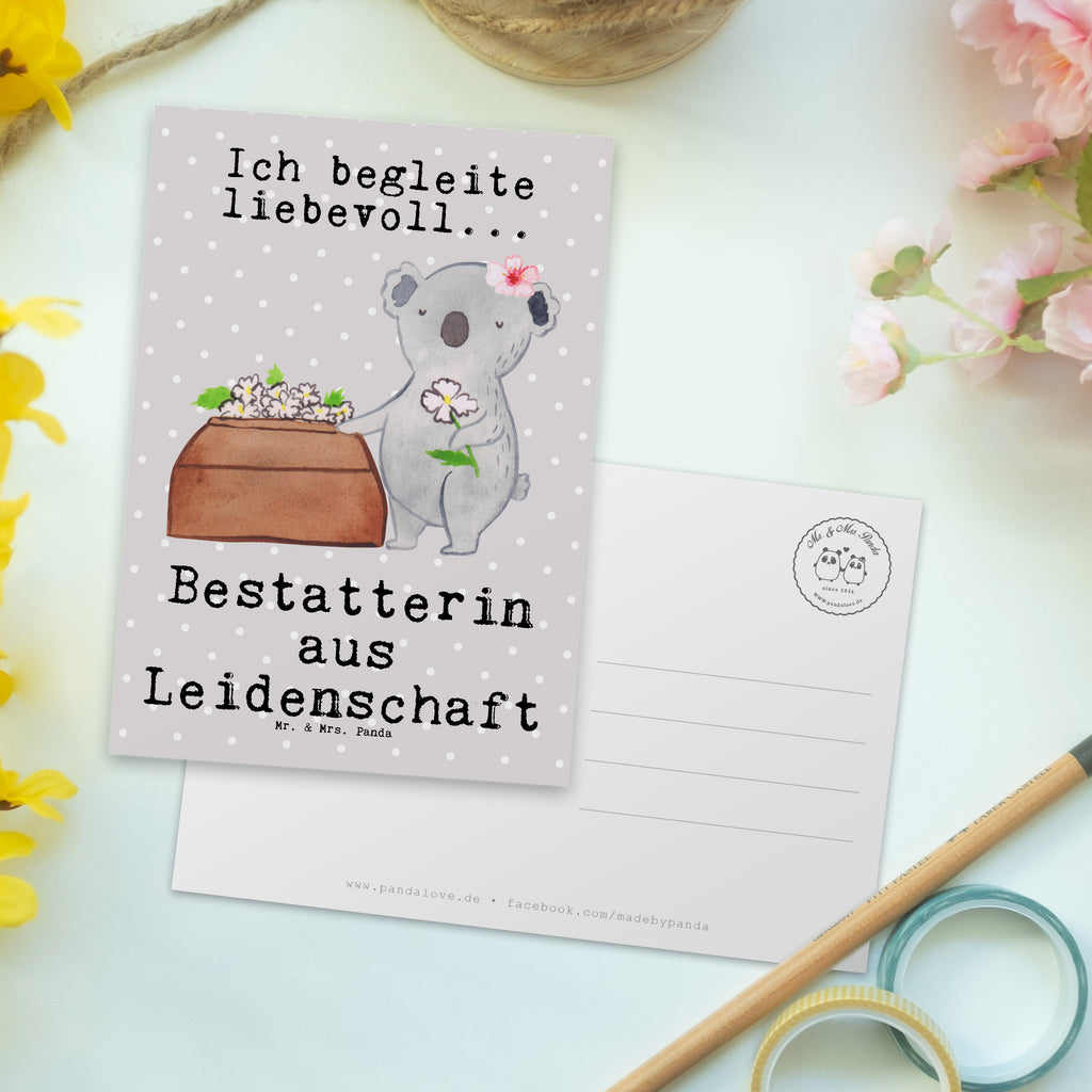 Postkarte Bestatterin aus Leidenschaft Postkarte, Karte, Geschenkkarte, Grußkarte, Einladung, Ansichtskarte, Geburtstagskarte, Einladungskarte, Dankeskarte, Ansichtskarten, Einladung Geburtstag, Einladungskarten Geburtstag, Beruf, Ausbildung, Jubiläum, Abschied, Rente, Kollege, Kollegin, Geschenk, Schenken, Arbeitskollege, Mitarbeiter, Firma, Danke, Dankeschön