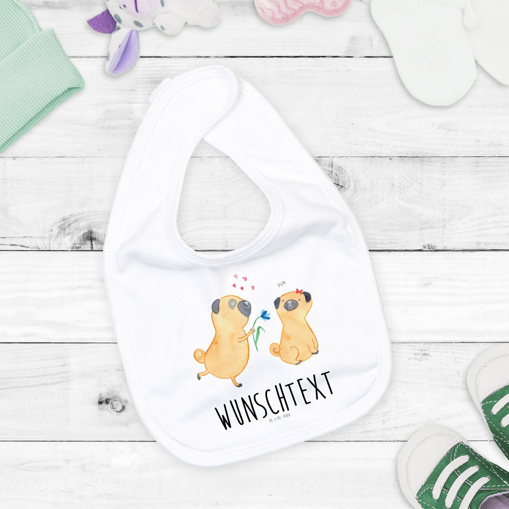 Personalisiertes Babylätzchen Mops verliebt Baby, Personalisiertes Lätzchen, Personalisiertes Spucktuch, Personalisiertes Sabberlätzchen, Personalisiertes Klettlätzchen, Personalisiertes Baby-Lätzchen, KPersonalisiertes Kinderlätzchen, Personalisiertes Geburt Geschenk, Geschenkidee Geburt, Personalisiertes Baby-Spucktuch, Personalisierter Baby-Kleckschutz, Personalisiertes Babyparty Geschenk, Personalisiertes Lätzchen für Babys, Lätzchen mit Namen, Spucktuch mit Namen, Sabberlätzchen mit Namen, Klettlätzchen mit Namen, Baby-Lätzchen mit Namen, Kinderlätzchen mit Namen, Geburt Geschenk mit Namen, Geschenkidee Geburt mit Namen, Baby-Spucktuch mit Namen, Baby-Kleckschutz, Babyparty Geschenk mit Namen, Lätzchen für Babys mit Namen, Selbst gestalten, Wunschnamen, Babylätzchen Bedrucken, Hund, Hundemotiv, Haustier, Hunderasse, Tierliebhaber, Hundebesitzer, Sprüche, Mops, Möpse, Hundeliebe, verliebt, Liebe, Liebesspruch. Verlobt, Geschenk Freund, Partner