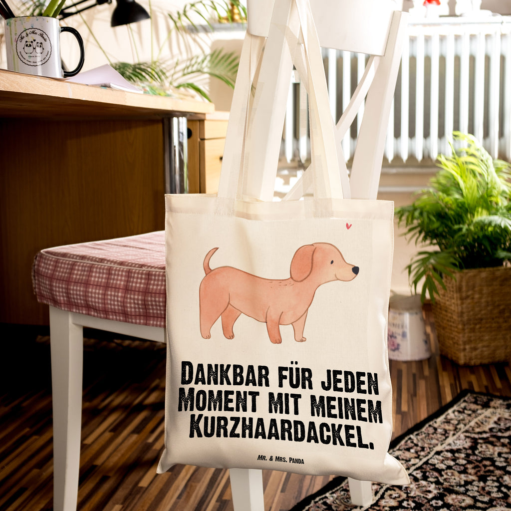 Tragetasche Dackel Kurzhaardackel Moment Beuteltasche, Beutel, Einkaufstasche, Jutebeutel, Stoffbeutel, Tasche, Shopper, Umhängetasche, Strandtasche, Schultertasche, Stofftasche, Tragetasche, Badetasche, Jutetasche, Einkaufstüte, Laptoptasche, Hund, Hunderasse, Rassehund, Hundebesitzer, Geschenk, Tierfreund, Schenken, Welpe, Teckel, Dachshund, Kurzhaardackel