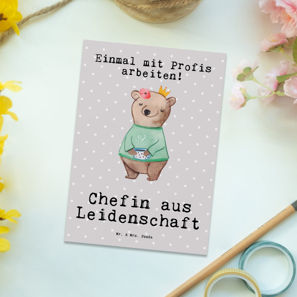 Postkarte Chefin aus Leidenschaft Postkarte, Karte, Geschenkkarte, Grußkarte, Einladung, Ansichtskarte, Geburtstagskarte, Einladungskarte, Dankeskarte, Ansichtskarten, Einladung Geburtstag, Einladungskarten Geburtstag, Beruf, Ausbildung, Jubiläum, Abschied, Rente, Kollege, Kollegin, Geschenk, Schenken, Arbeitskollege, Mitarbeiter, Firma, Danke, Dankeschön, CEO, Chefin, Führungskraft, Geschäftsinhaberin, Firmeninhaberin, Unternehmensinhaberin, Direktorin, Leiterin