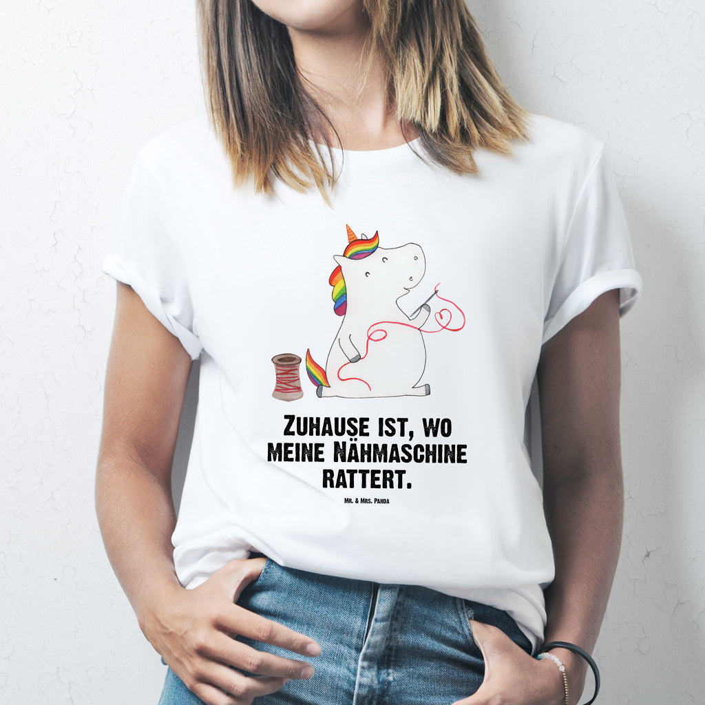 T-Shirt Standard Einhorn Näherin T-Shirt, Shirt, Tshirt, Lustiges T-Shirt, T-Shirt mit Spruch, Party, Junggesellenabschied, Jubiläum, Geburstag, Herrn, Damen, Männer, Frauen, Schlafshirt, Nachthemd, Sprüche, Einhorn, Einhörner, Einhorn Deko, Pegasus, Unicorn, Näherin, nähen, Mädchen, Freundin, Häkeln, Stricken, basteln, Nähzimmer