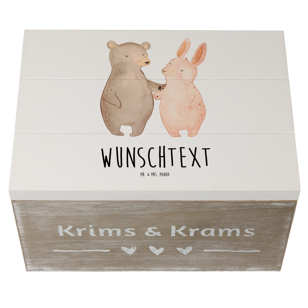 Personalisierte Holzkiste Bär und Hase Umarmen Holzkiste mit Namen, Kiste mit Namen, Schatzkiste mit Namen, Truhe mit Namen, Schatulle mit Namen, Erinnerungsbox mit Namen, Erinnerungskiste, mit Namen, Dekokiste mit Namen, Aufbewahrungsbox mit Namen, Holzkiste Personalisiert, Kiste Personalisiert, Schatzkiste Personalisiert, Truhe Personalisiert, Schatulle Personalisiert, Erinnerungsbox Personalisiert, Erinnerungskiste Personalisiert, Dekokiste Personalisiert, Aufbewahrungsbox Personalisiert, Geschenkbox personalisiert, GEschenkdose personalisiert, Liebe, Partner, Freund, Freundin, Ehemann, Ehefrau, Heiraten, Verlobung, Heiratsantrag, Liebesgeschenk, Jahrestag, Hocheitstag, Freunde, bester Freund, Hase, Bär, Bärchen, best friends