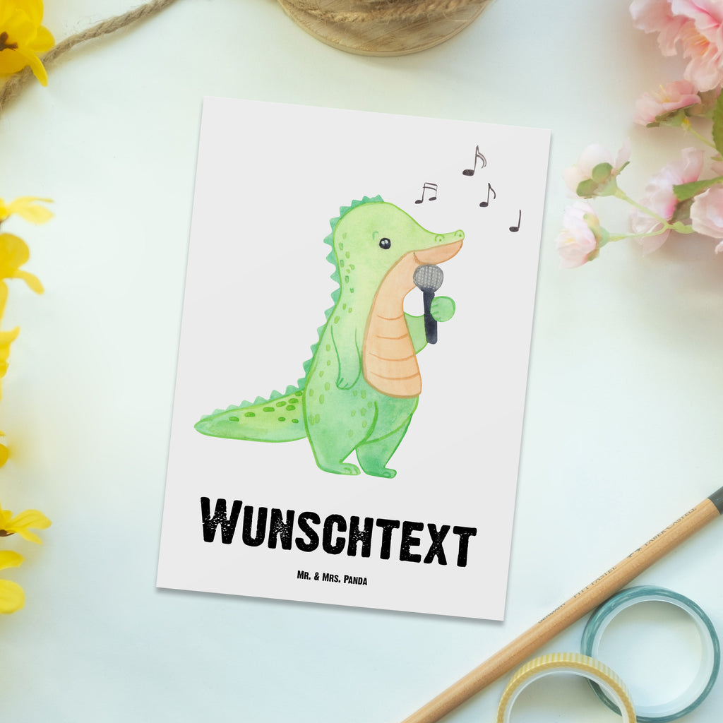 Personalisierte Postkarte Krokodil Singen Postkarte mit Namen, Postkarte bedrucken, Postkarte mit Wunschtext, Postkarte personalisierbar, Geschenkkarte mit Namen, Grußkarte mit Namen, Karte mit Namen, Einladung mit Namen, Ansichtskarte mit Namen, Geschenkkarte mit Wunschtext, Grußkarte mit Wunschtext, Karte mit Wunschtext, Einladung mit Wunschtext, Ansichtskarte mit Wunschtext, Geschenk, Sport, Sportart, Hobby, Schenken, Danke, Dankeschön, Auszeichnung, Gewinn, Sportler, Singen, Band, Live Auftritt, Gesang, Hobbysänger