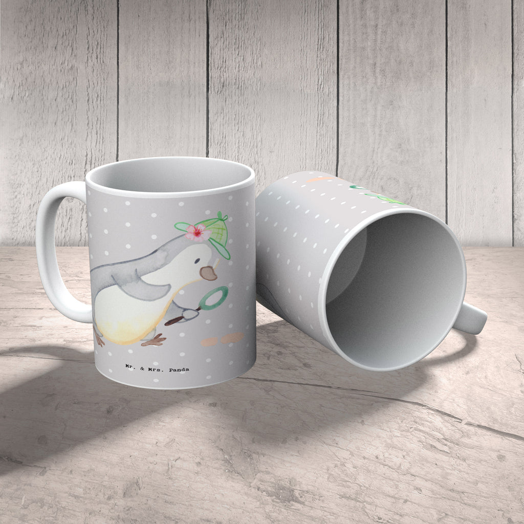 Tasse Detektivin mit Herz Tasse, Kaffeetasse, Teetasse, Becher, Kaffeebecher, Teebecher, Keramiktasse, Porzellantasse, Büro Tasse, Geschenk Tasse, Tasse Sprüche, Tasse Motive, Kaffeetassen, Tasse bedrucken, Designer Tasse, Cappuccino Tassen, Schöne Teetassen, Beruf, Ausbildung, Jubiläum, Abschied, Rente, Kollege, Kollegin, Geschenk, Schenken, Arbeitskollege, Mitarbeiter, Firma, Danke, Dankeschön, Detektivin, Ermittlerin, Agentin, Privatdetektei, Berufsdetektivin, Wirtschaftsdetektei, Detektivausbildung, Spurensuche