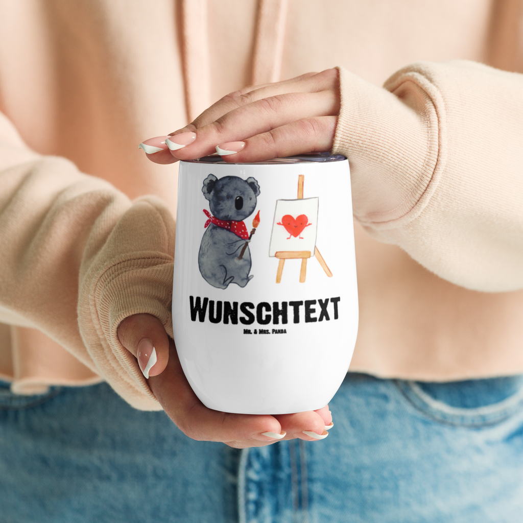 Personalisierter Weinbecher Koala Künstler Personalisierter Weinbecher, Personalisierter Glühwein Becher, Heißgetränke, Personalisierter Trinkbecher, Personalisierter Weinkelch, Personalisiertes Weingläser, hochwertiger Weinbecher, Weinbecher Reisen, Weinbecher unterwegs, Personalisertes Sommerglas, mit Namen, Wunschtext, Personalisierung, selbst bedrucken, Personalisiertes Weinglas, Koala, Koalabär, Liebe, Liebensbeweis, Liebesgeschenk, Gefühle, Künstler, zeichnen